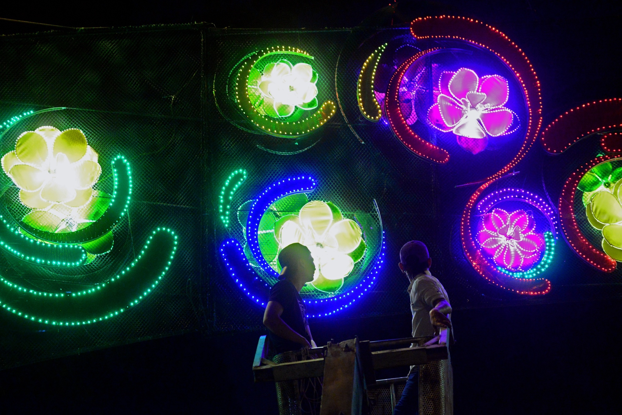 Trang dem sua den trang tri bi che loe loet o Sai Gon hinh anh