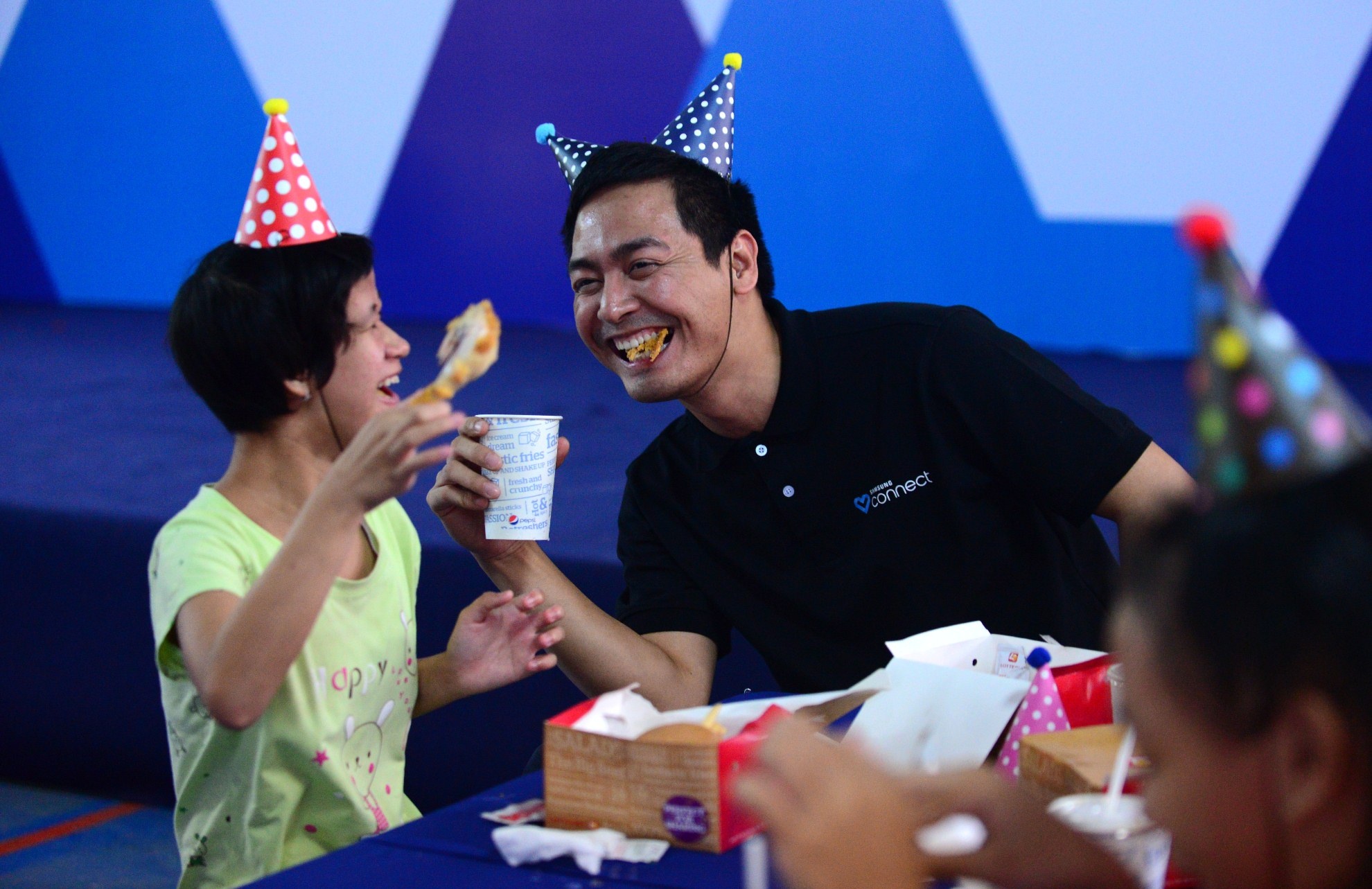 Phan Anh, Quang Bao 'ket noi yeu thuong' voi tre em hinh anh