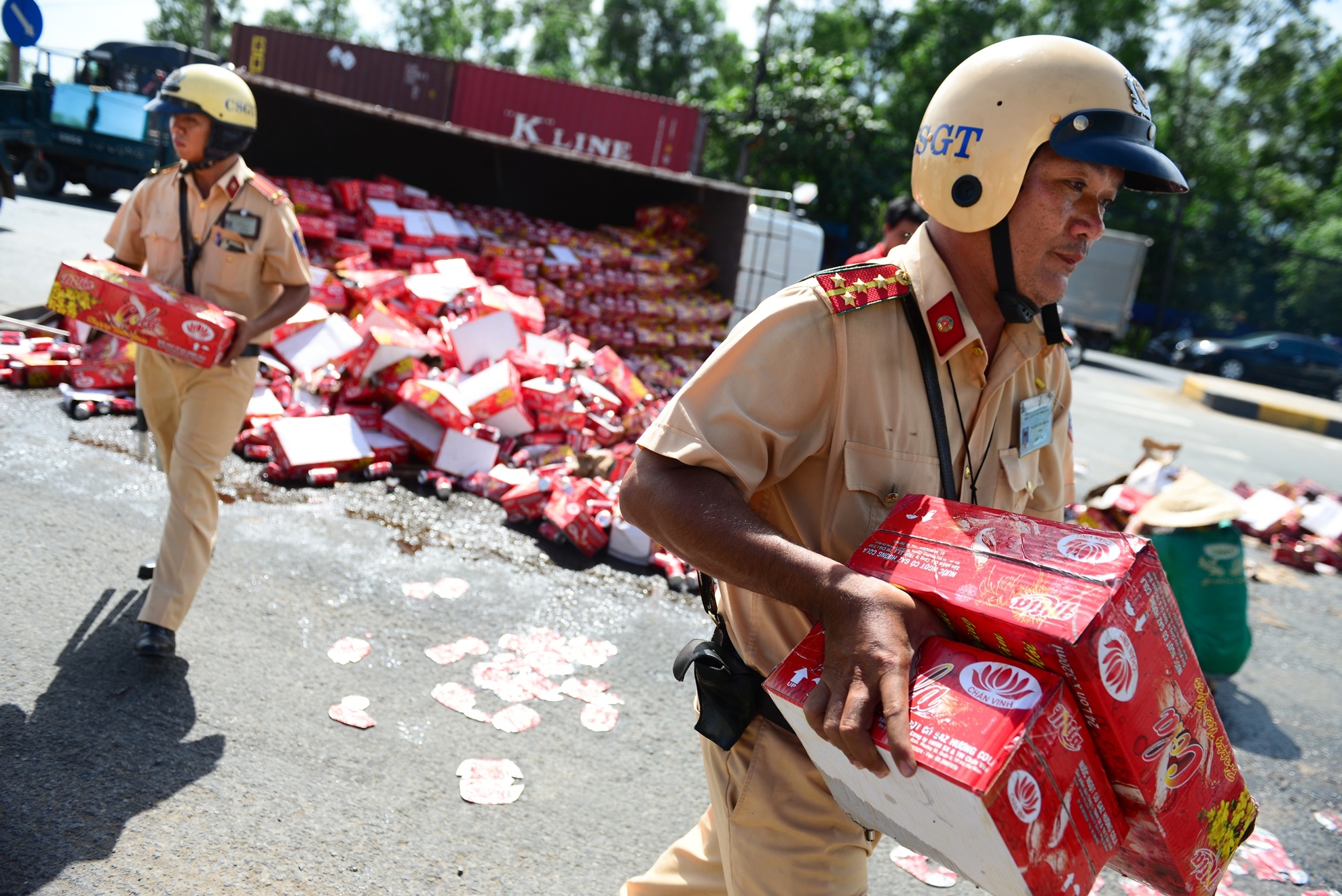 Canh sat be nuoc ngot giup tai xe bi lat xe hinh anh