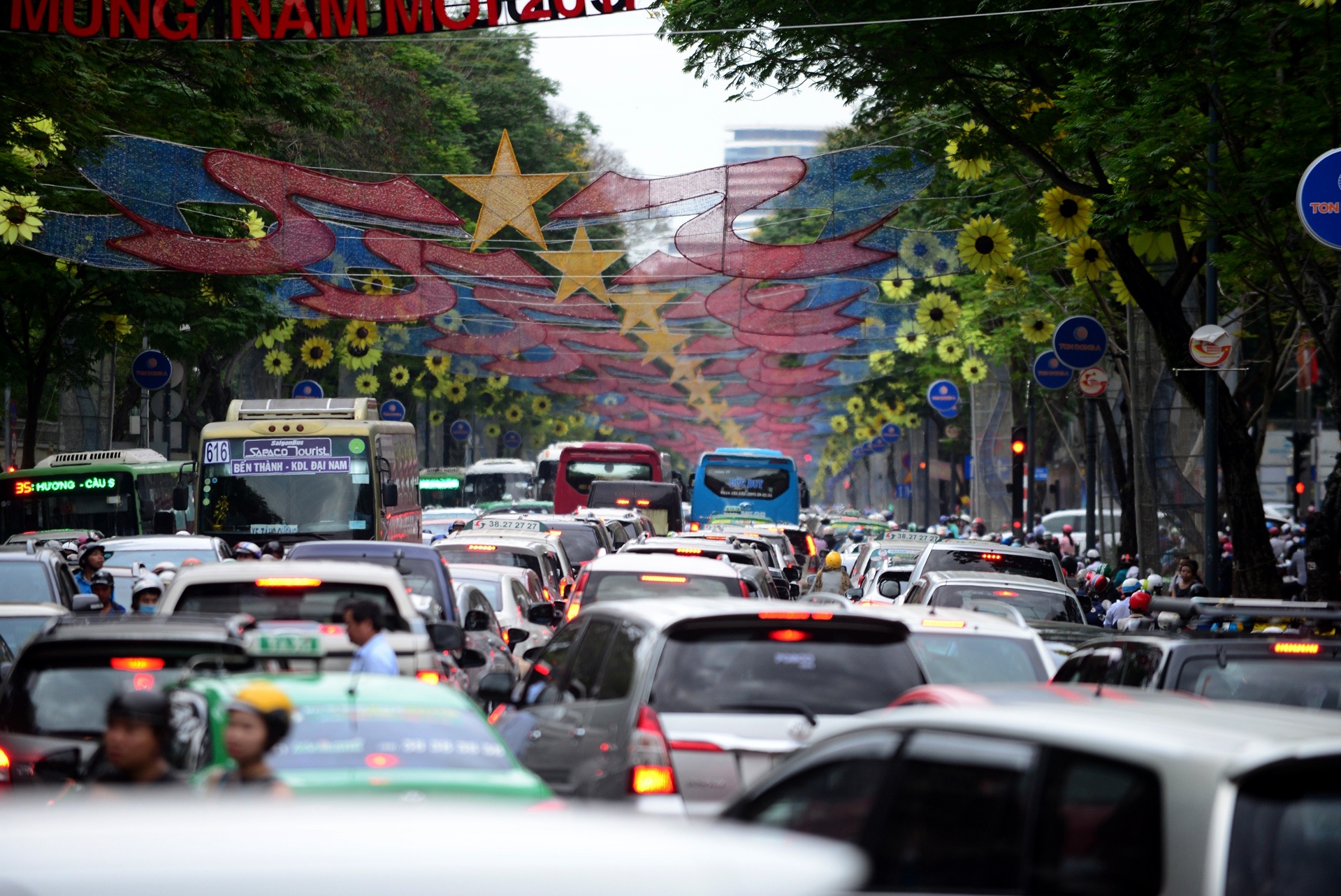 Ket xe o Sai Gon anh 2