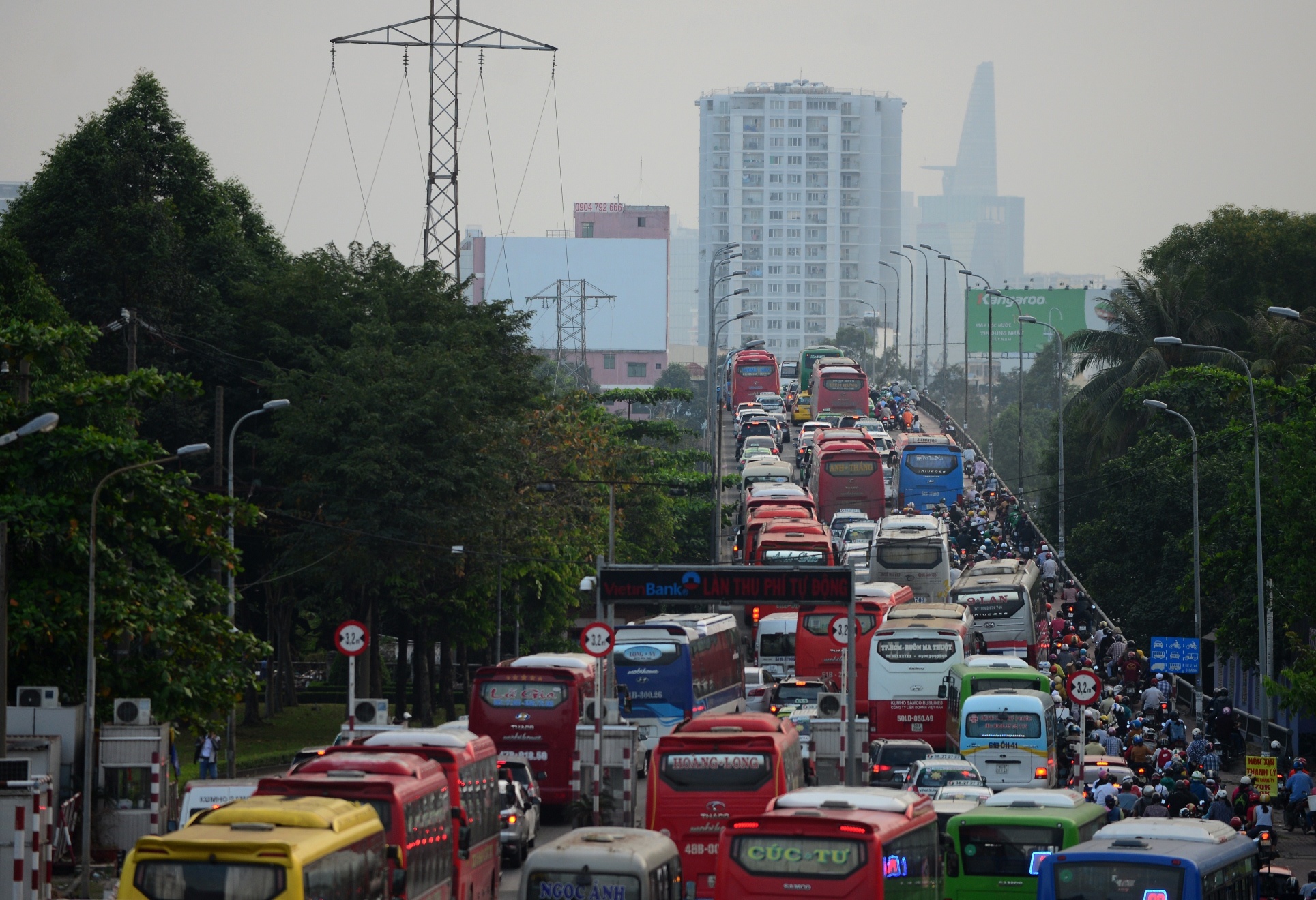 Xe khach noi duoi hang tram met cho vao ben xe mien Dong hinh anh