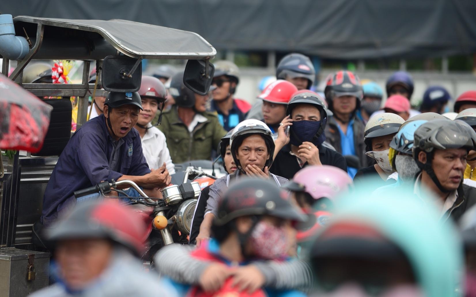 Giao thong roi loan hiem thay tren quoc lo 50 o Sai Gon hinh anh