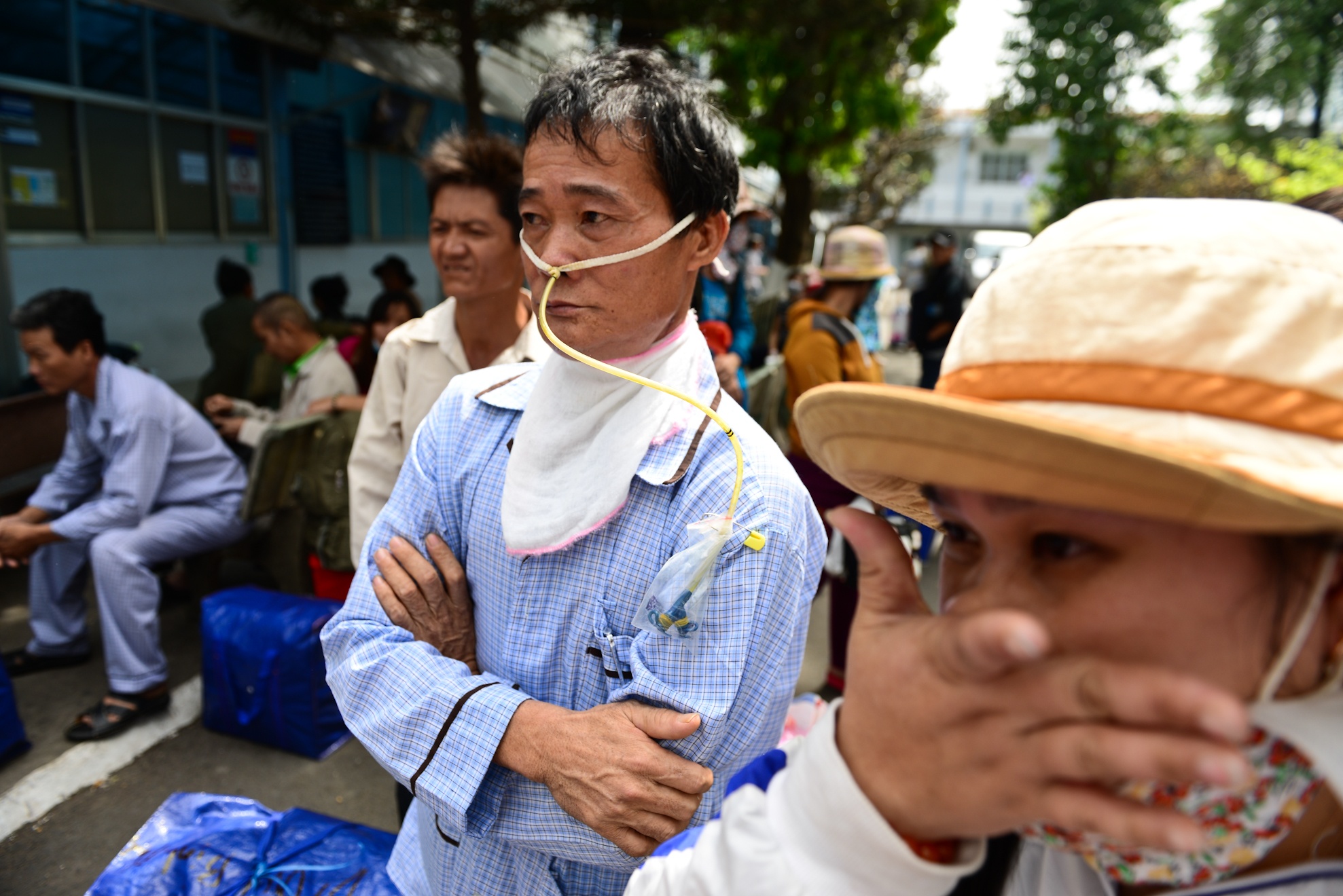 Benh nhan deo ong y te len xe 0 dong ve que an Tet hinh anh