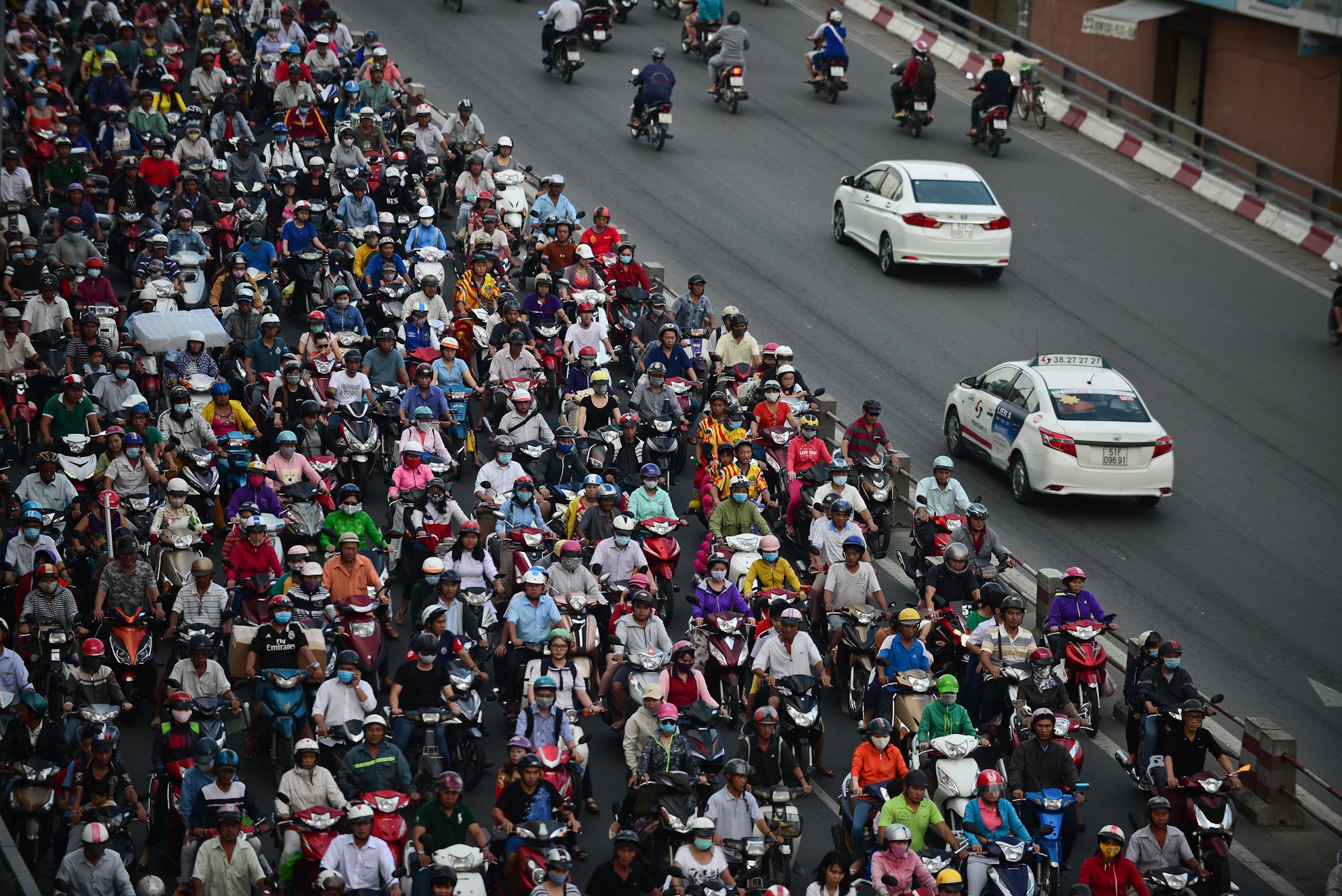 Sai Gon ket xe keo dai khi sua cau Nhi Thien Duong hinh anh