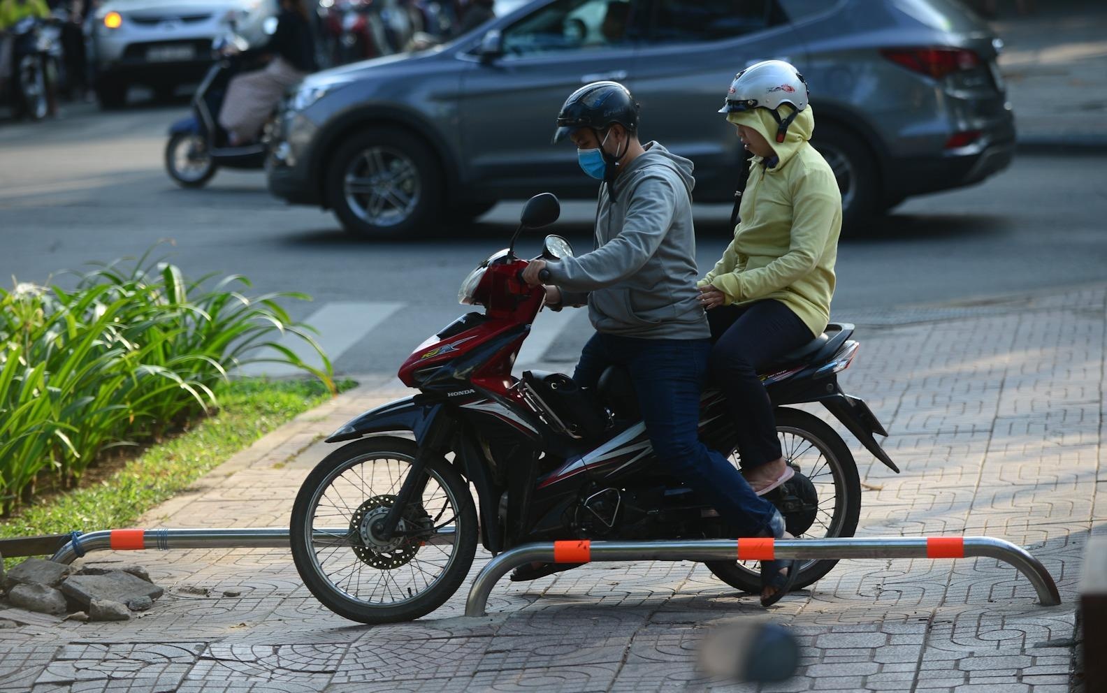 Barie via he Sai Gon bi nguoi thieu y thuc vo hieu hoa hinh anh