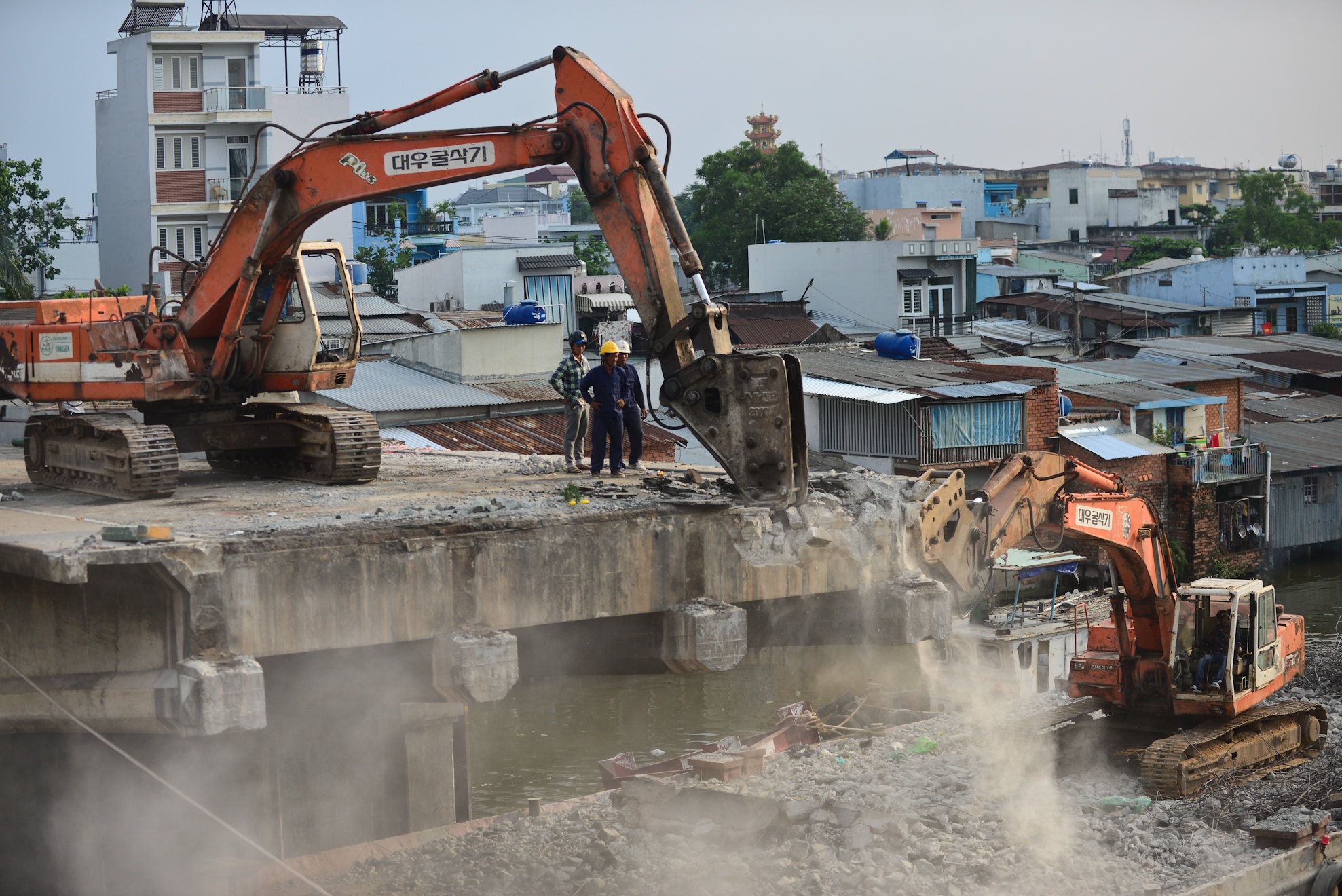 Gap rut thao do cau tram tuoi o Sai Gon hinh anh