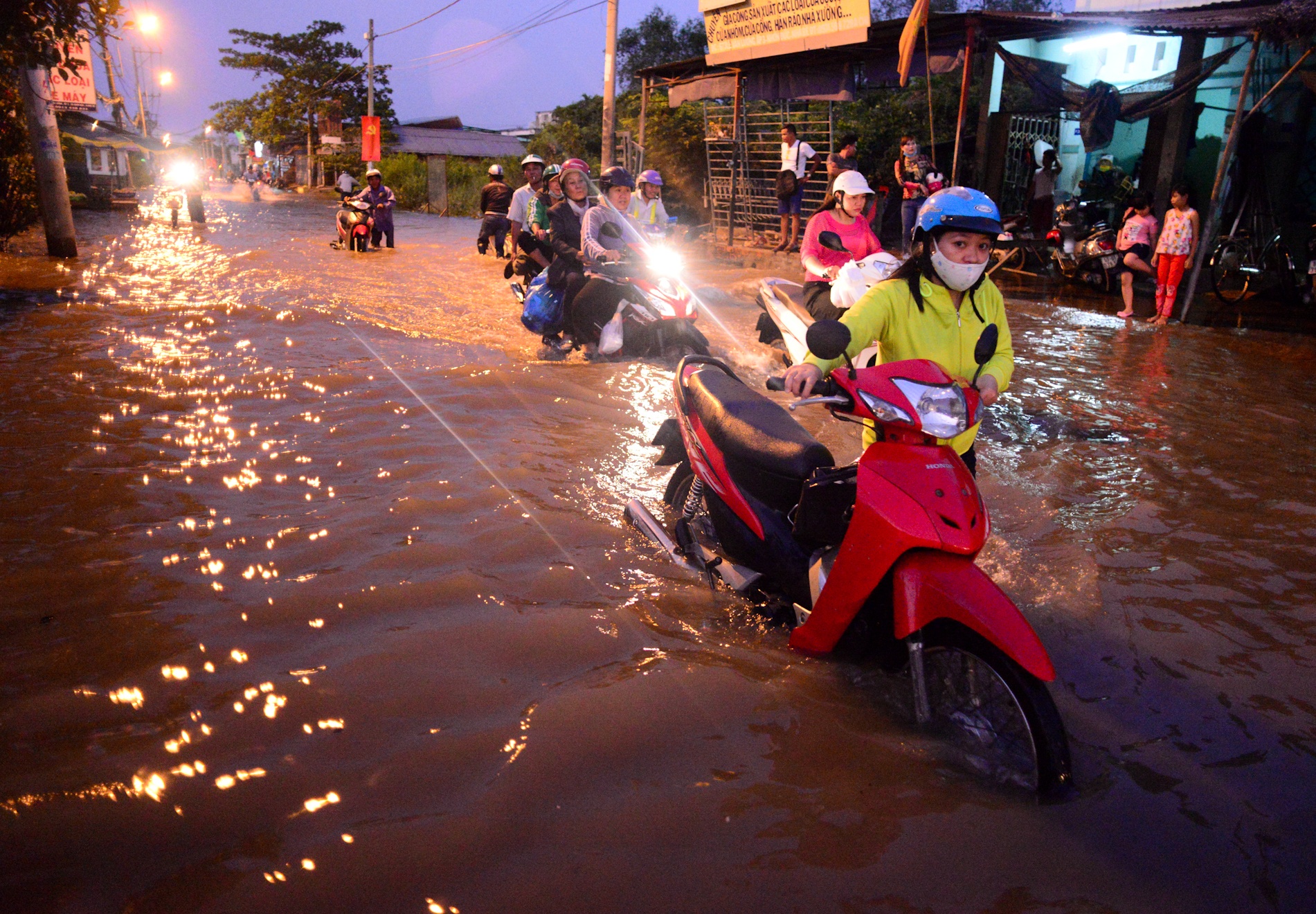Trieu cuong nuoc ngap anh 2