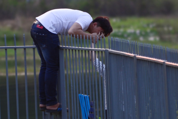 Treo rao nhon, hon tay ban gai o 'ho tu than' Sai Gon hinh anh