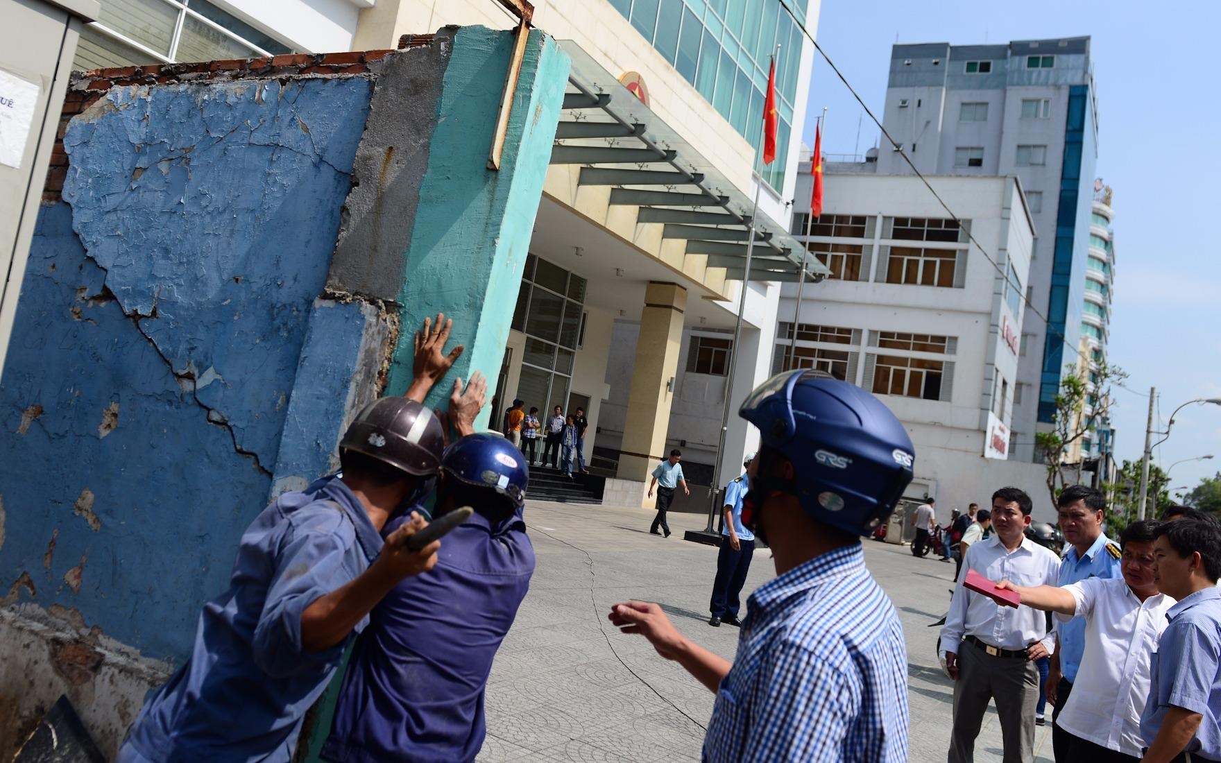 Quan 1 pha tuong lan via he truoc van phong Bo Cong Thuong hinh anh