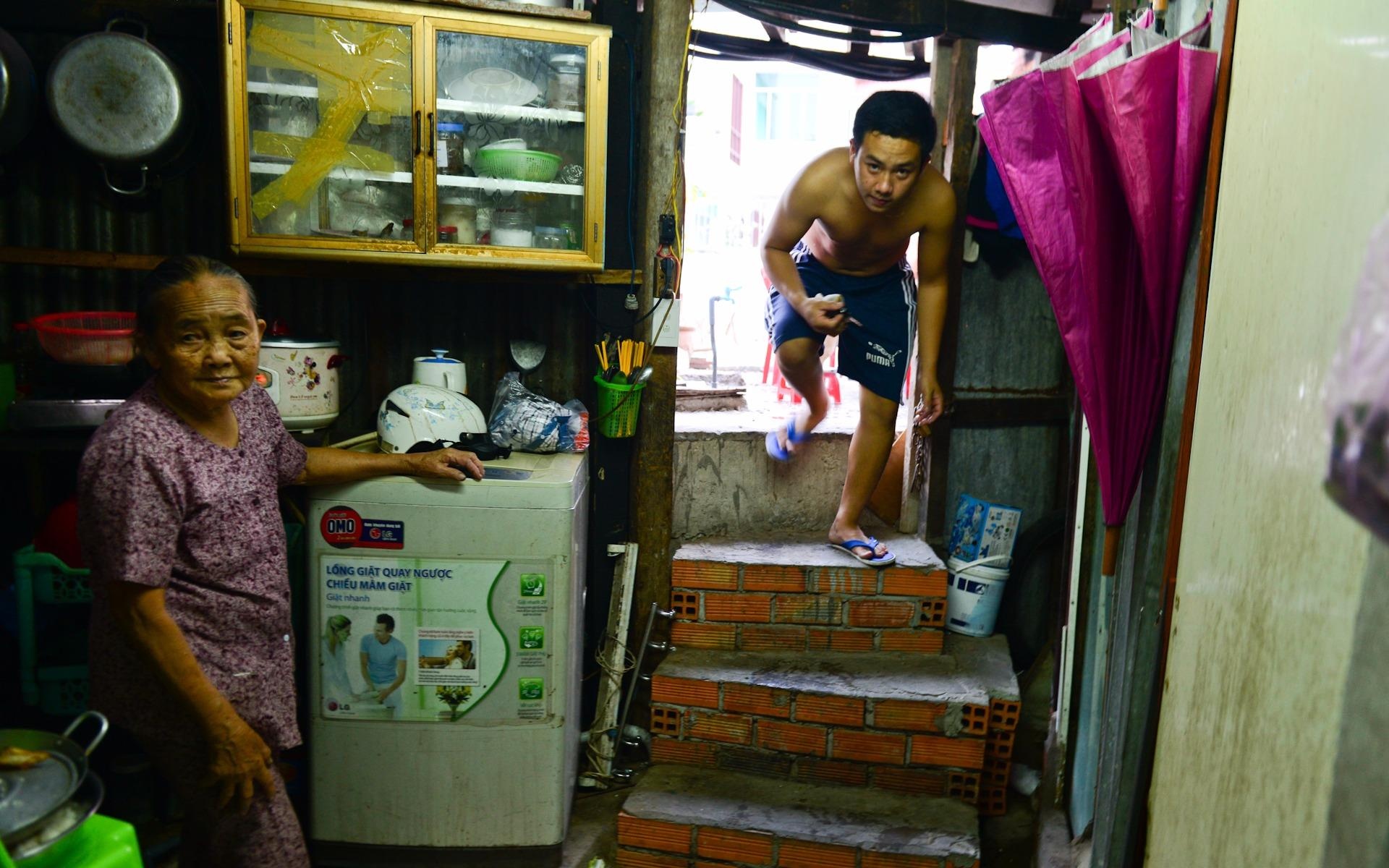 Luon cui, chui ra vao nha nhu dia dao o Sai Gon hinh anh