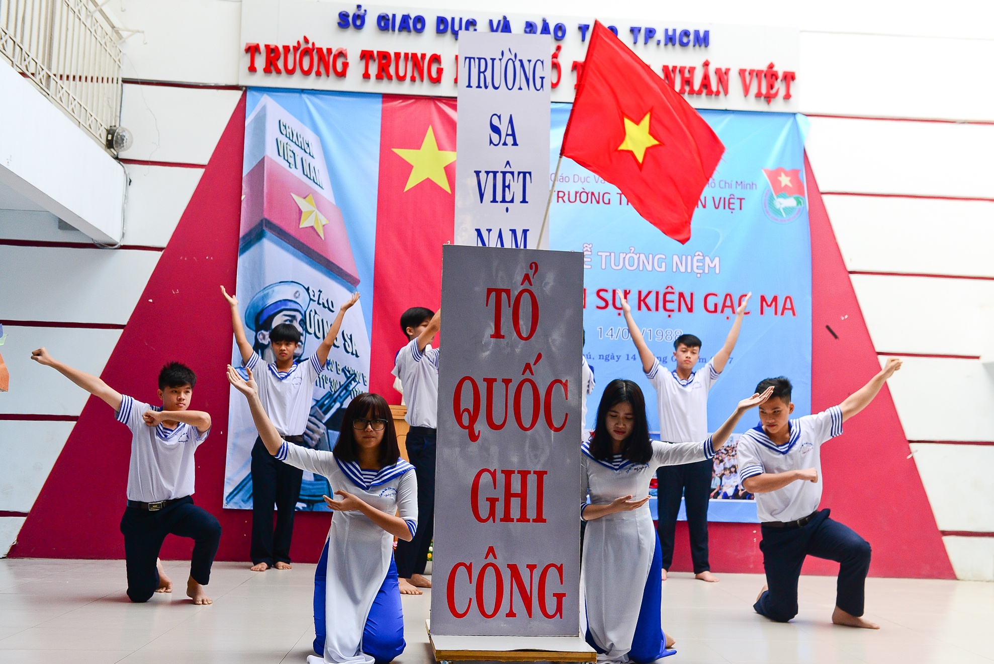 Hoc sinh Sai Gon tuong niem Gac Ma hinh anh