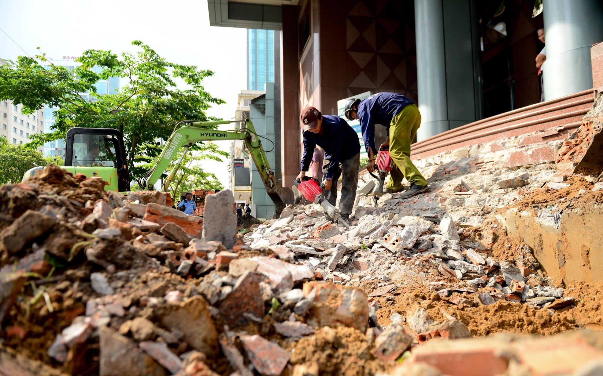 Quan 1 dap bac them cao 2 met cua toa nha tren pho di bo hinh anh