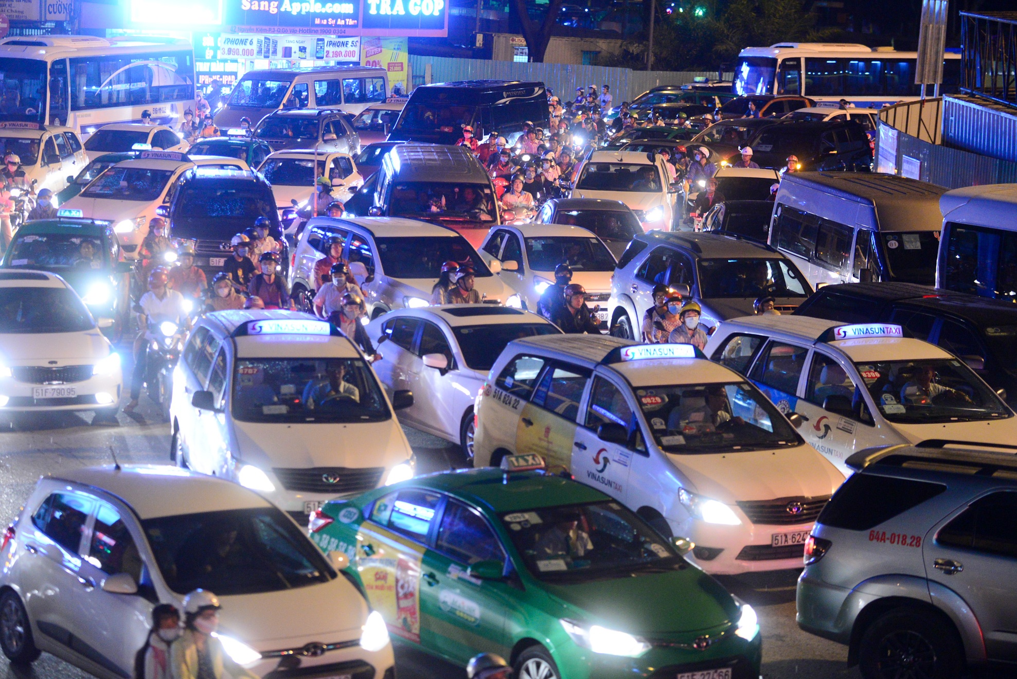 Ket xe cua ngo san bay anh 6