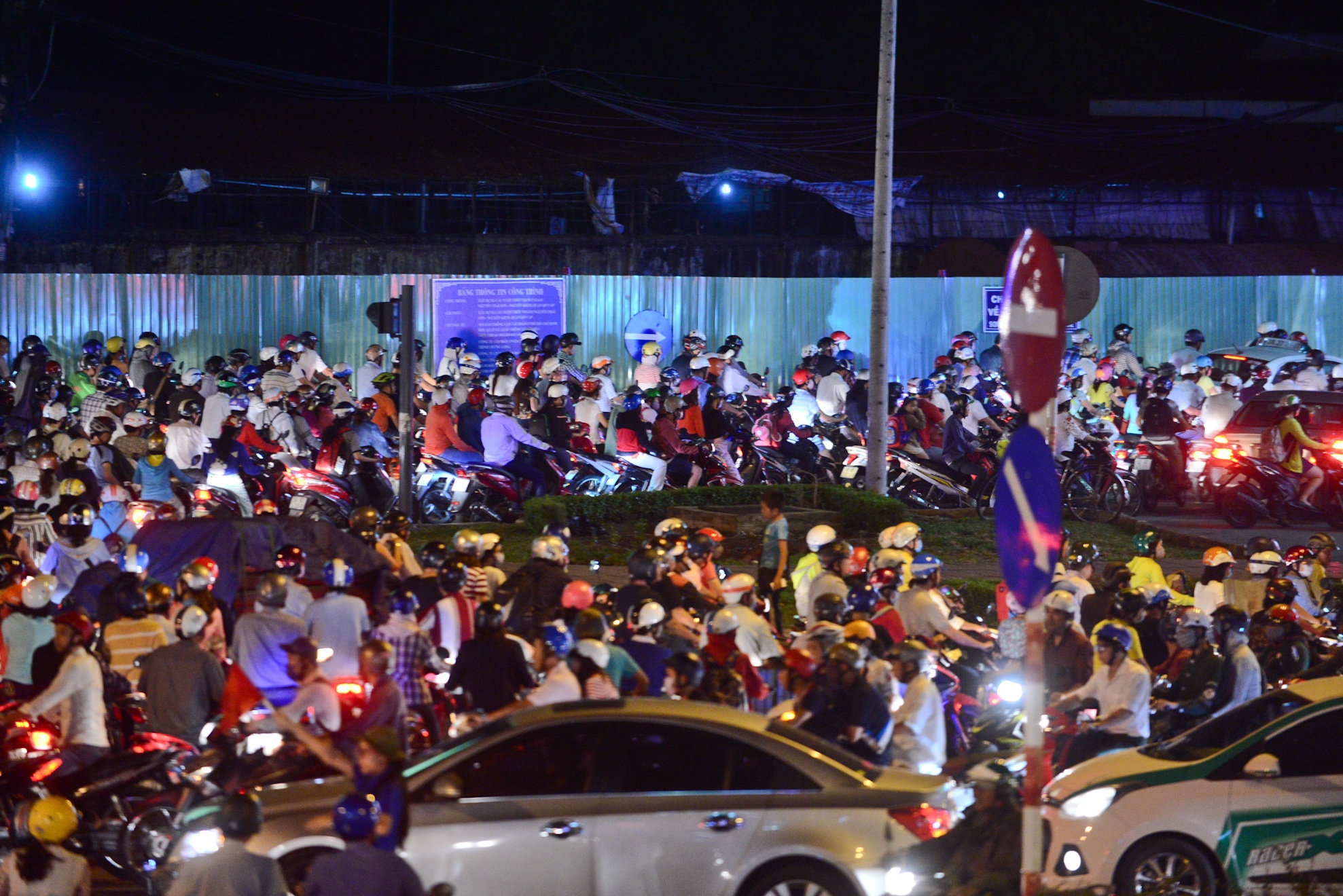 Ket xe cua ngo san bay anh 7