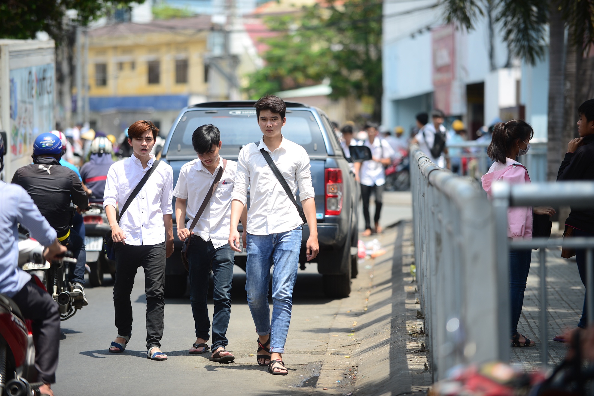 Sinh vien phot lo loi danh cho nguoi di bo trong rao chan hinh anh