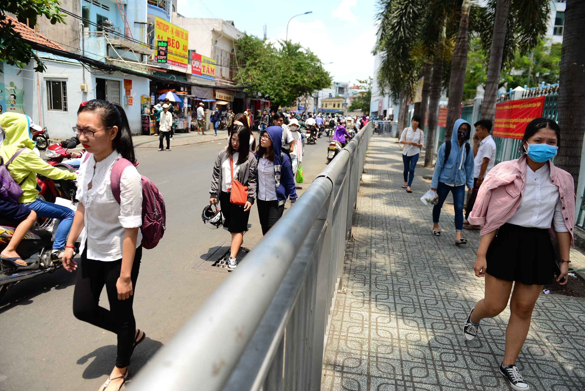 Sinh vien phot lo loi danh cho nguoi di bo hinh anh