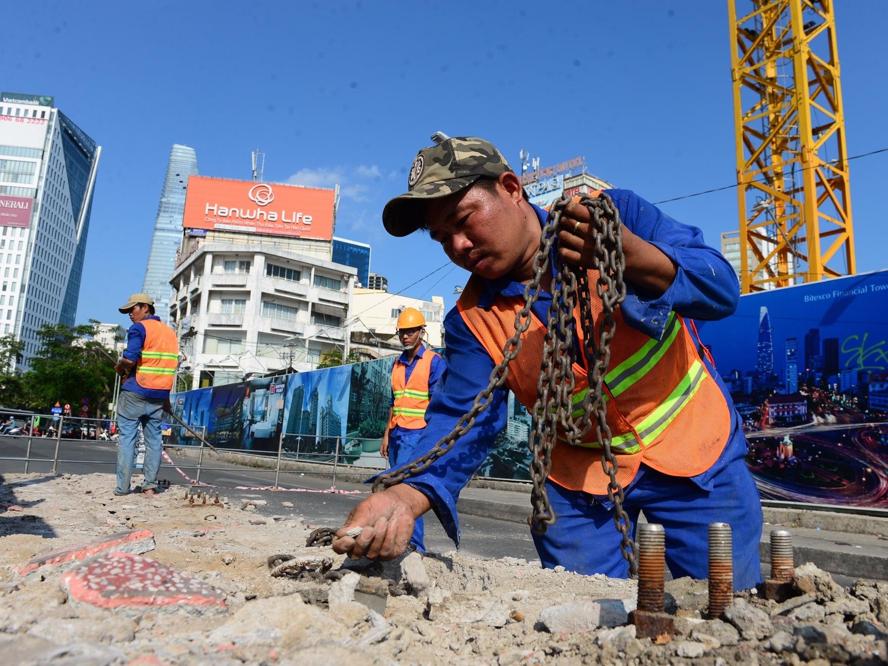 Gap rut pha do tram xe buyt Ben Thanh de thi cong metro hinh anh