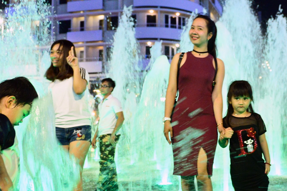 Pho di bo Nguyen Hue dong duc nguoi di 'giai nhiet' hinh anh