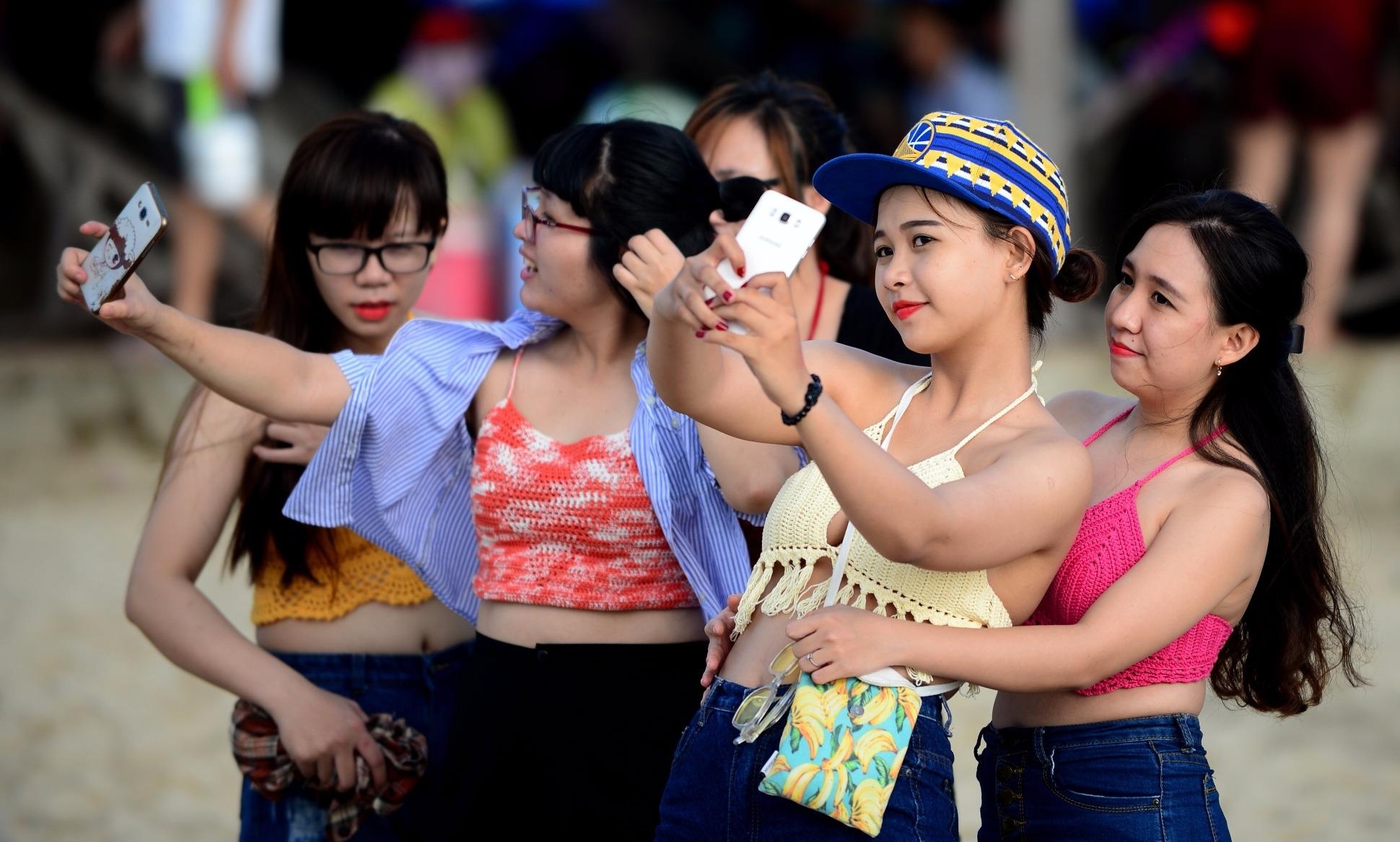 Hang chuc nghin nguoi do ve Vung Tau tam bien hinh anh