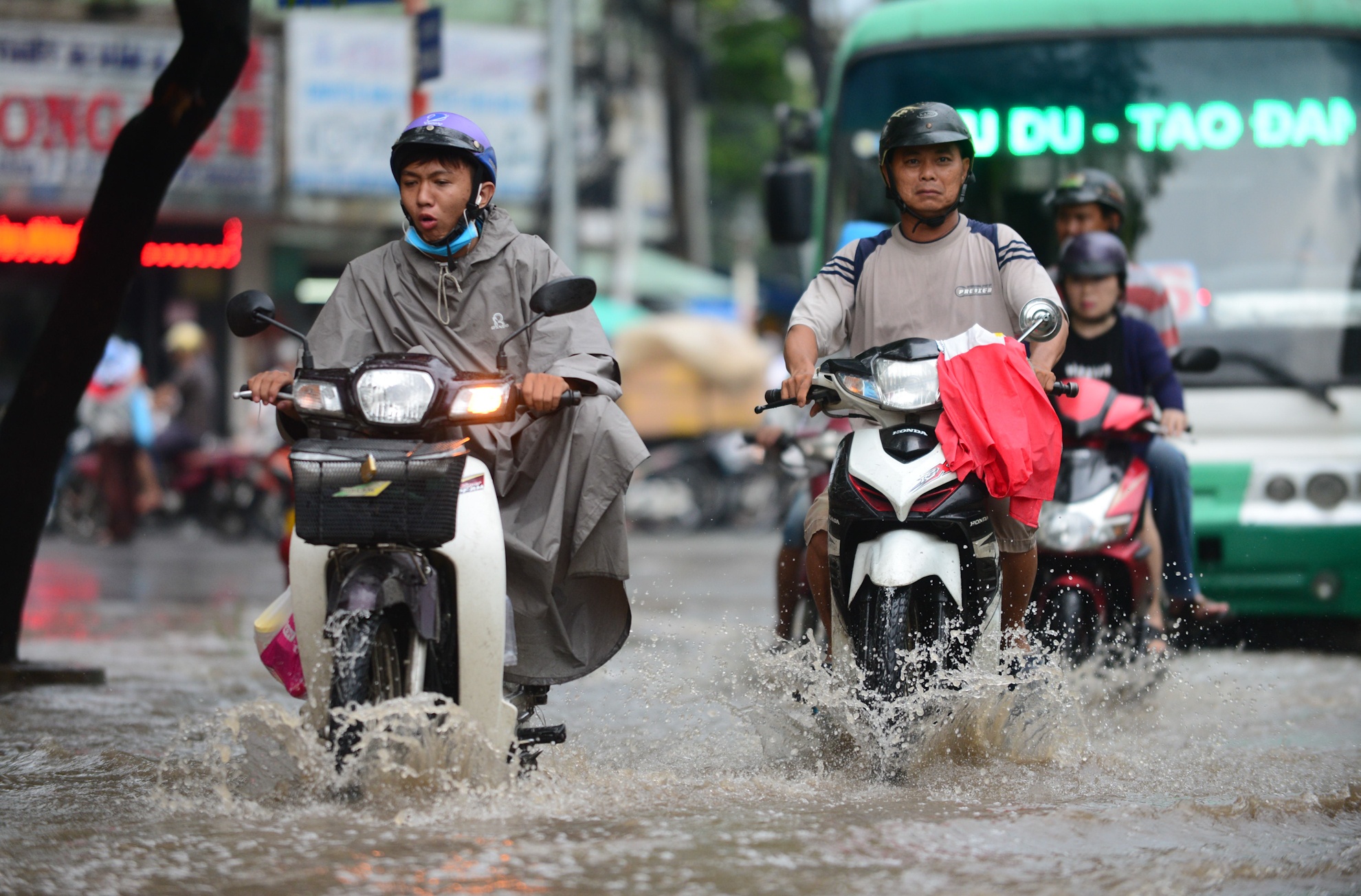 Nguoi Sai Gon vat va qua duong ngap sau mua lon hinh anh