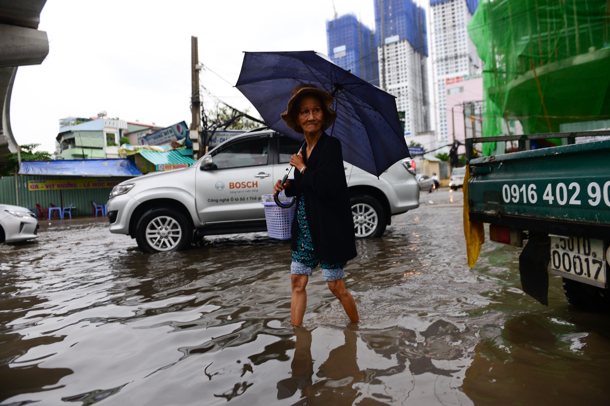 Nguoi dan Sai Gon loi bi bom sau mua lon hinh anh