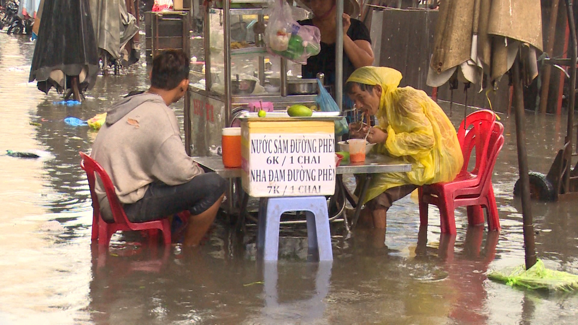 Canh nguoi dan vat va sau tran mua ngap o Sai Gon hinh anh