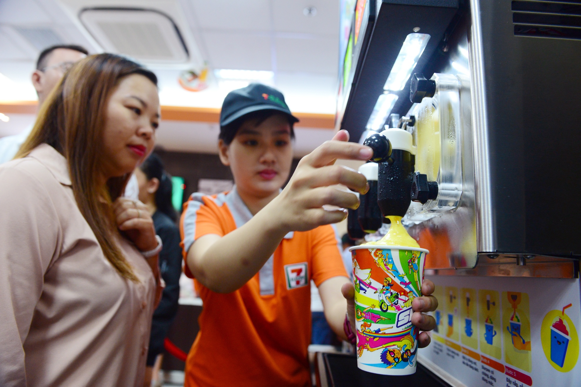 Xep hang dai cho mua hang 7-Eleven o Sai Gon anh 10