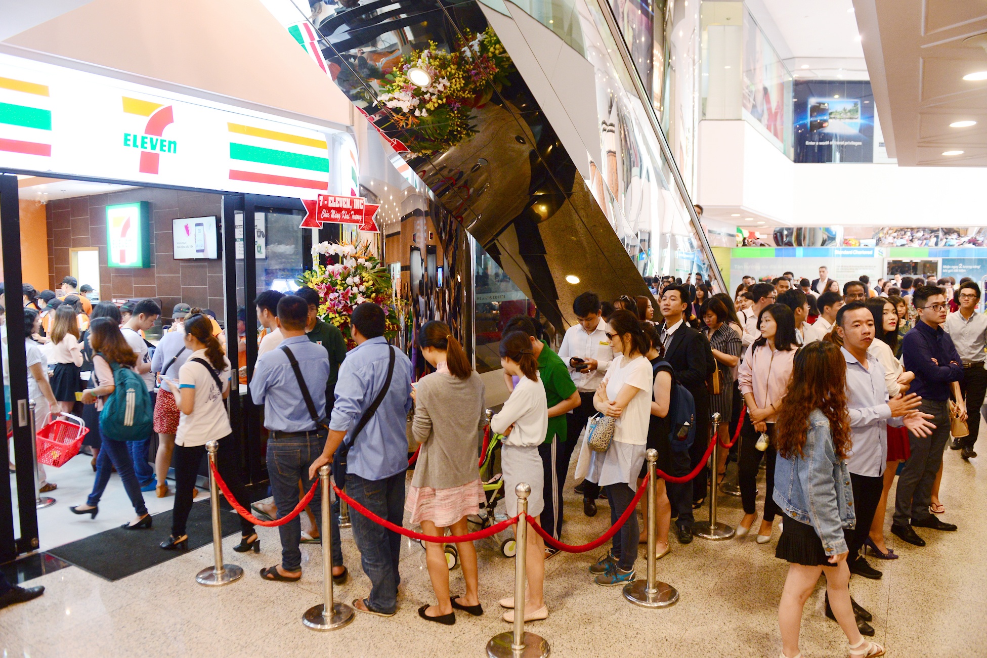Xep hang dai cho mua hang 7-Eleven o Sai Gon anh 1
