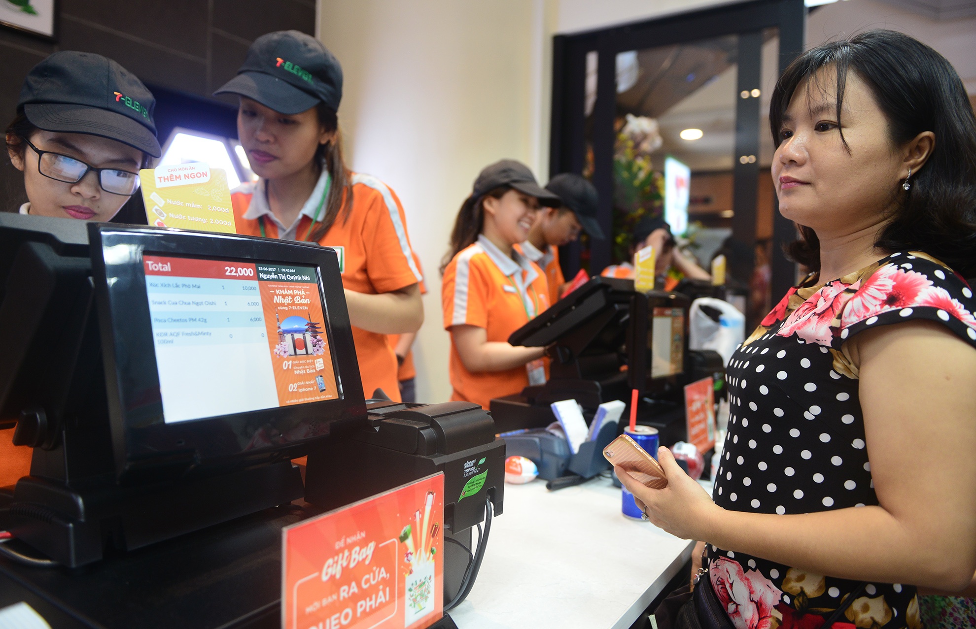 Xep hang dai cho mua hang 7-Eleven o Sai Gon anh 11