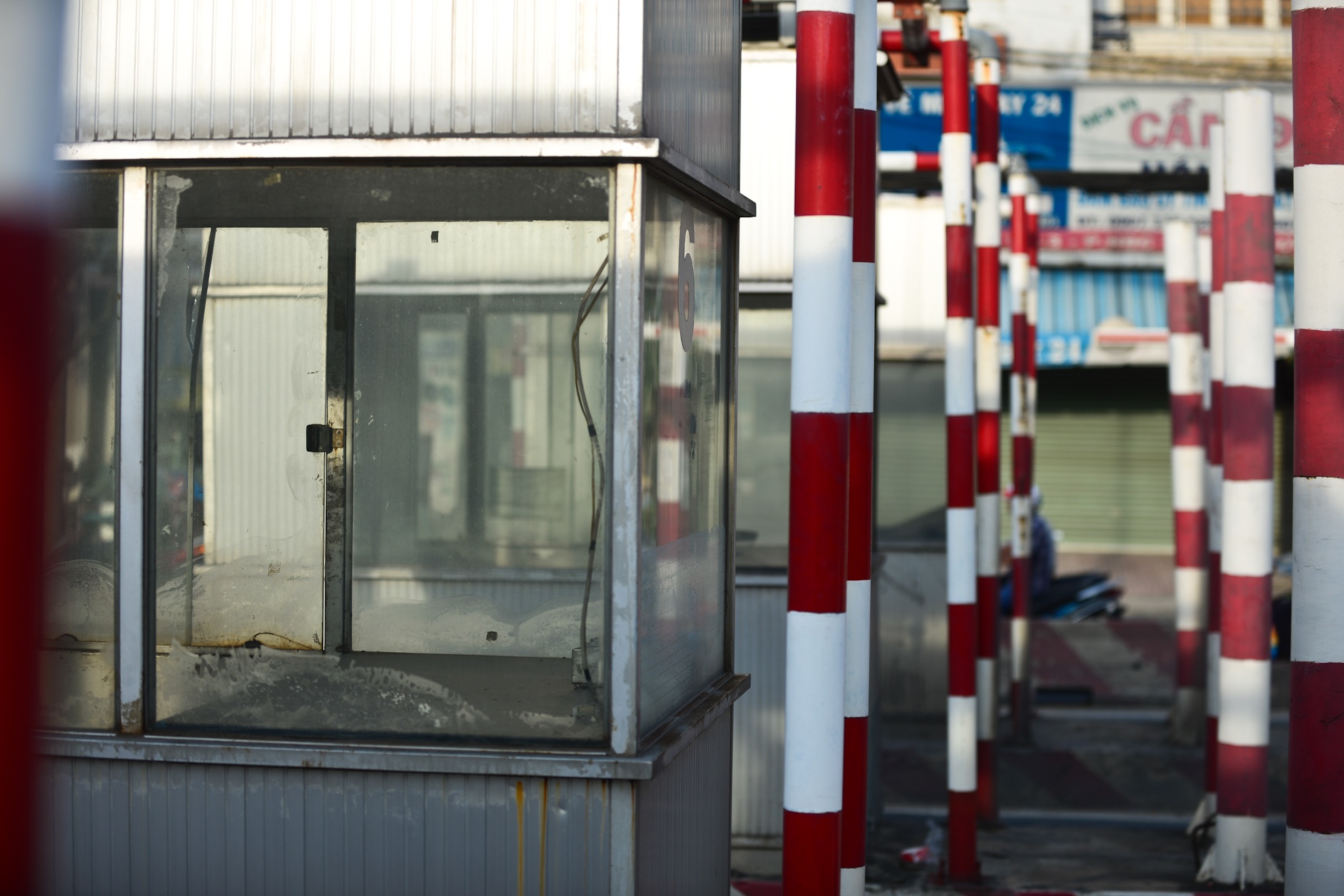Tram thu phi bo hoang giua duong o Sai Gon hinh anh