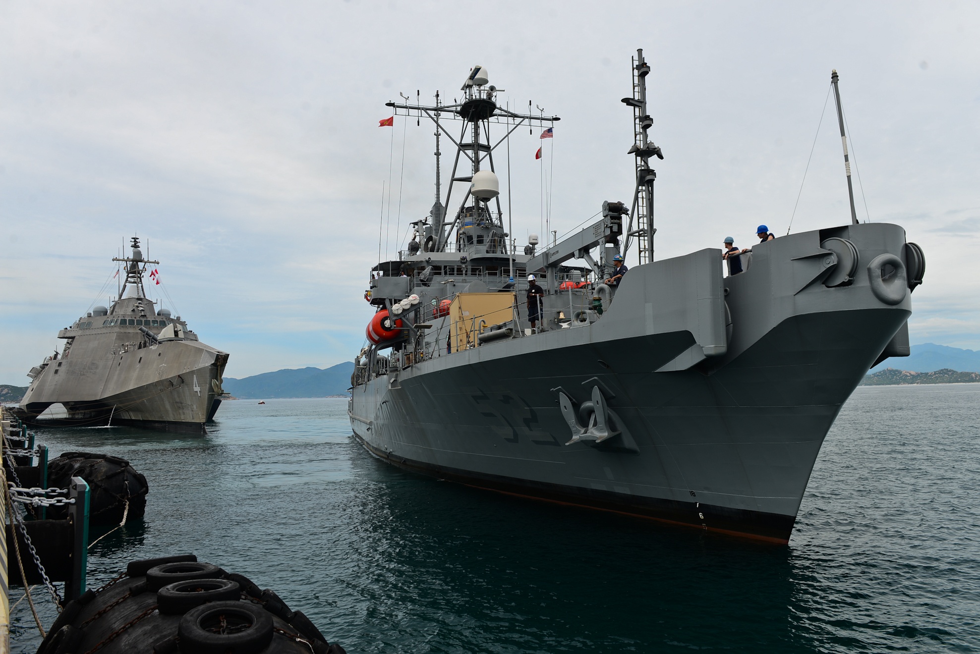 Hai tau quan su My cap cang Cam Ranh hinh anh