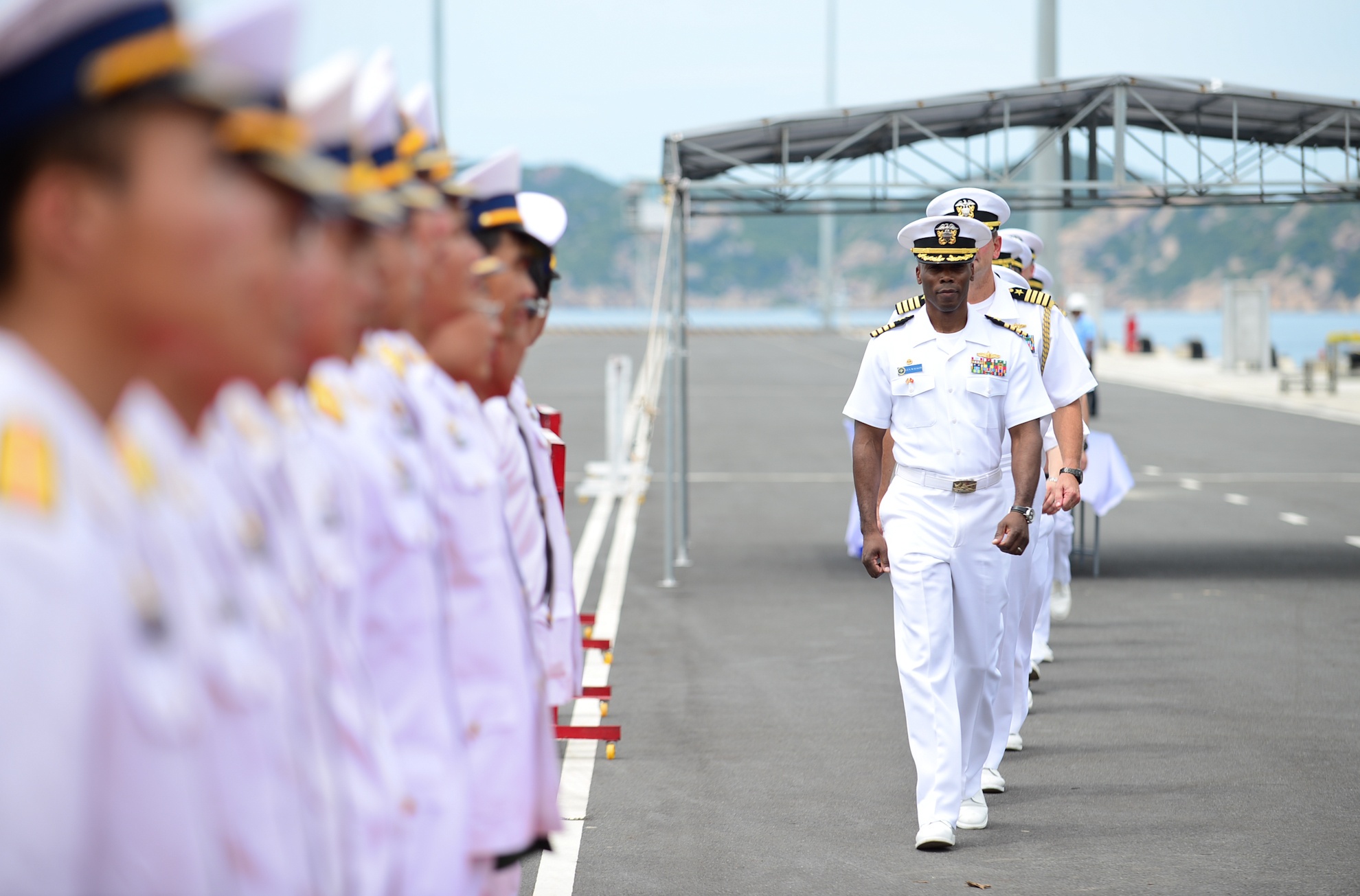Tau chien My USS Coronado den Cam Ranh hinh anh