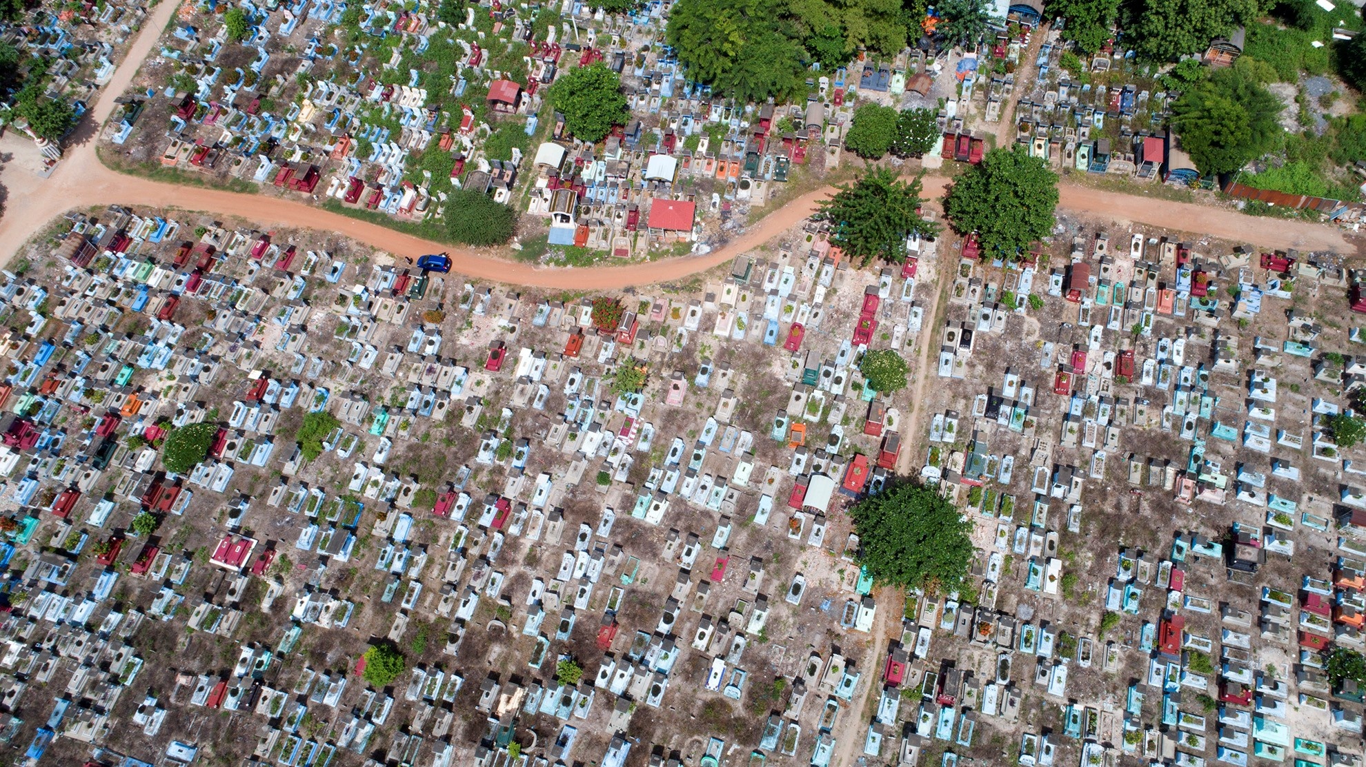 Nghia trang Binh Hung Hoa nhin tu tren cao hinh anh