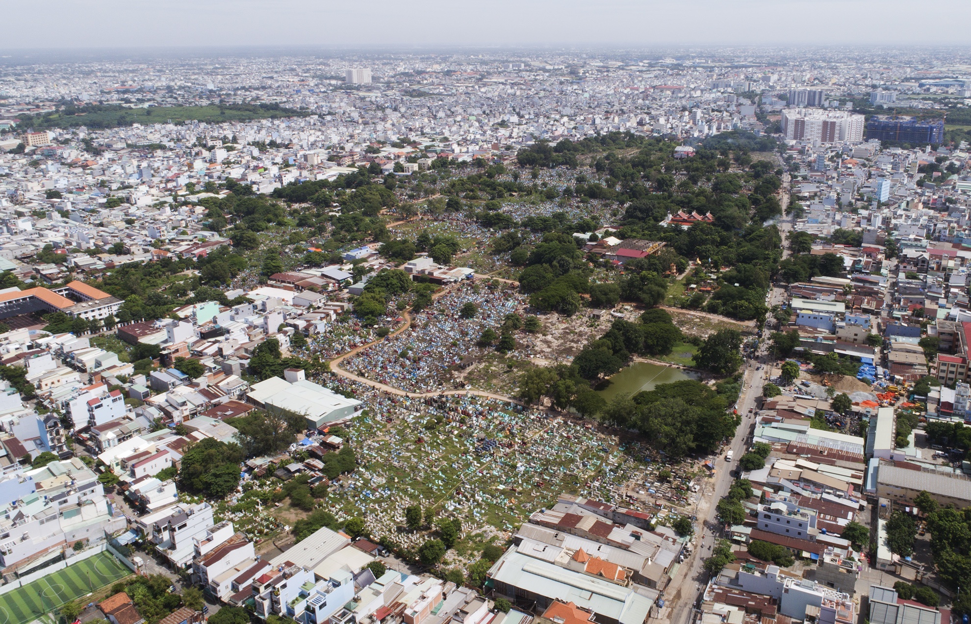 Nghia trang Binh Hung Hoa anh 2