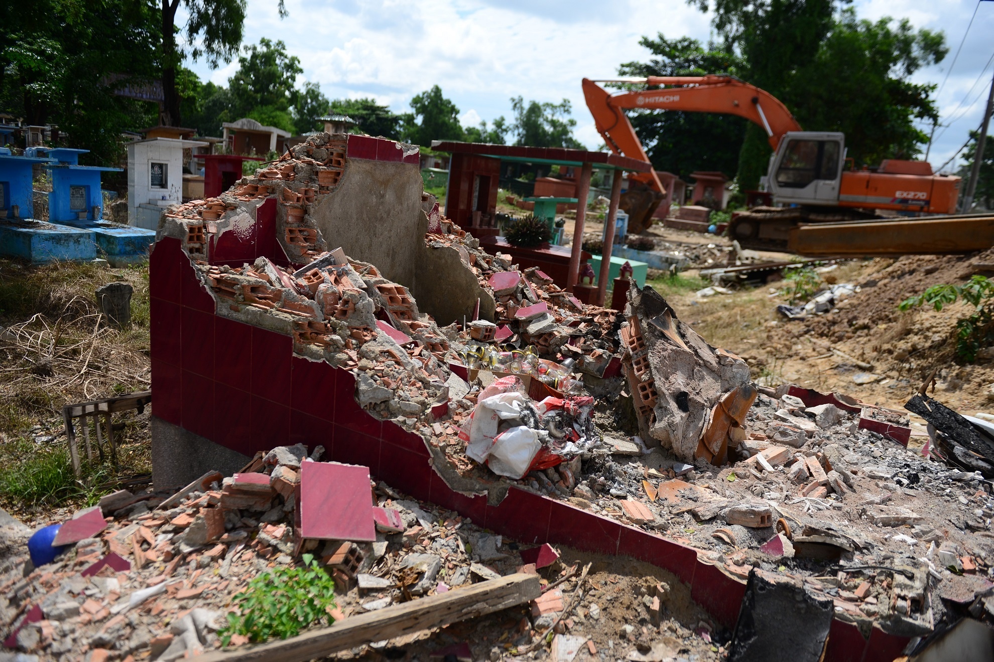 Nghia trang Binh Hung Hoa anh 4