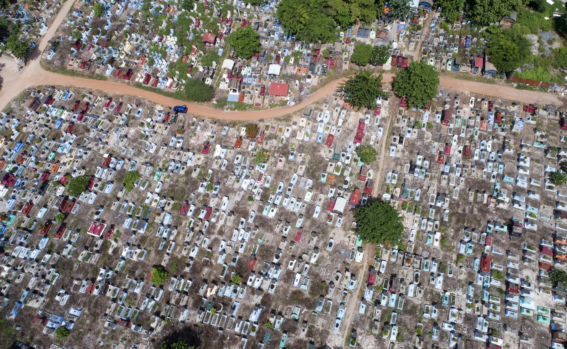 Nghia trang Binh Hung Hoa anh 1