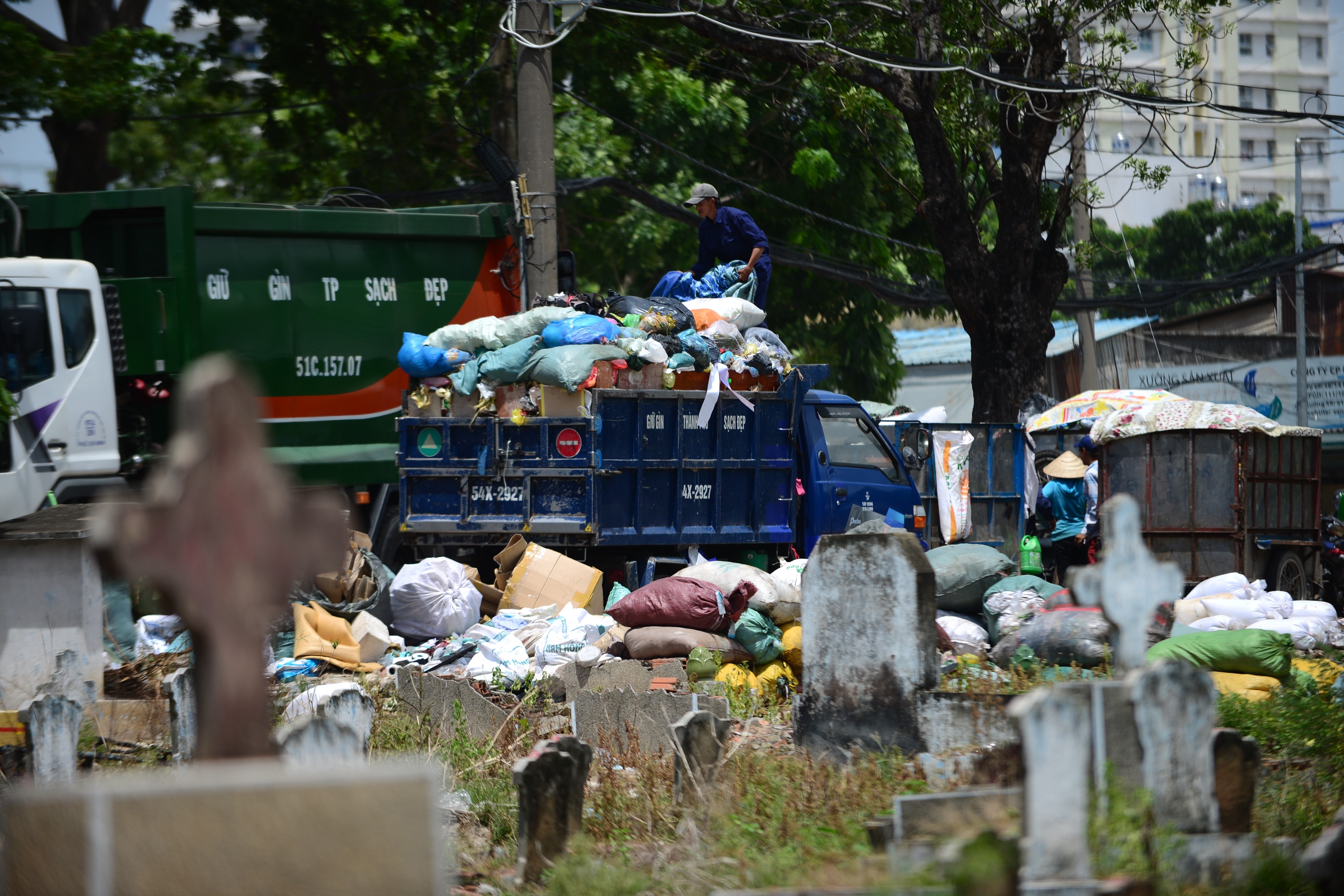 Nghia trang Binh Hung Hoa anh 14
