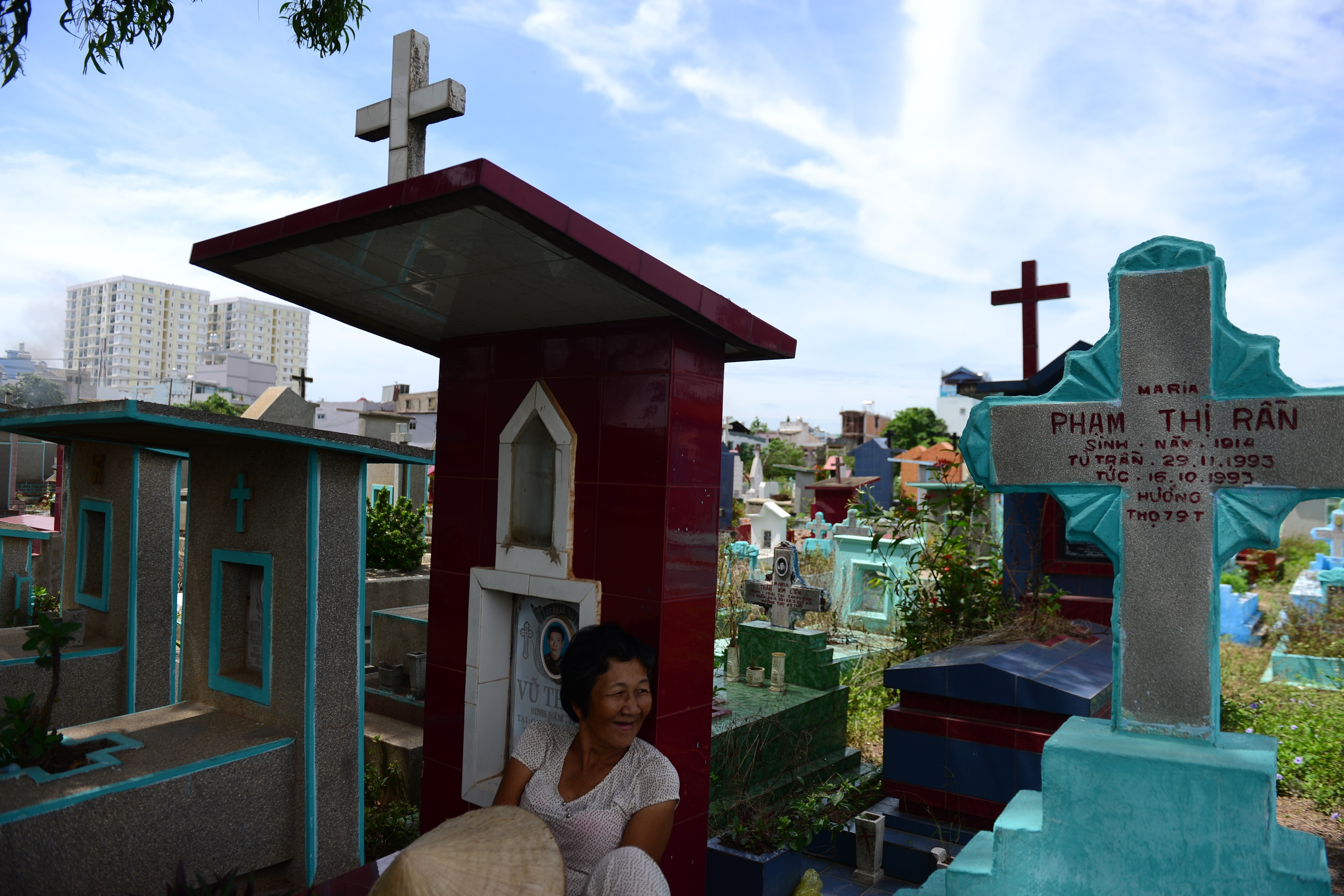 Nghia trang Binh Hung Hoa anh 6