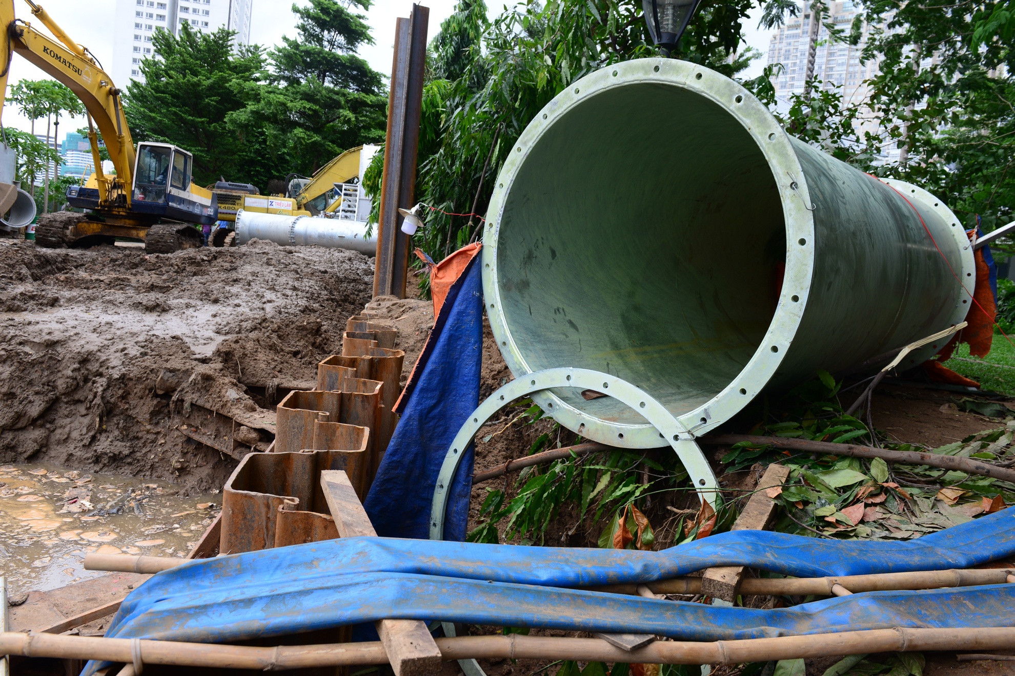 Tram bom chong ngap duong Nguyen Huu Canh hinh anh