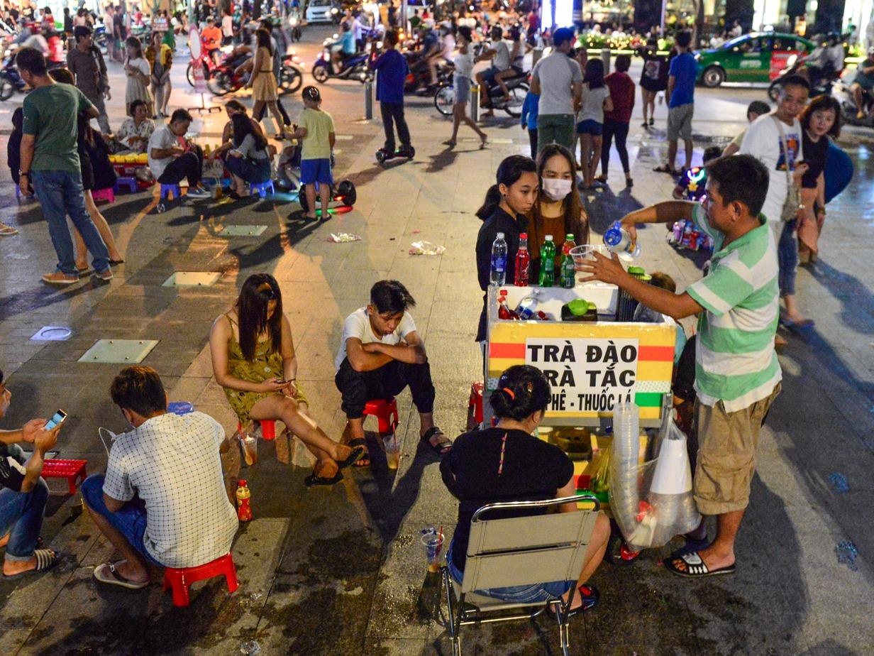 Hang rong bua vay pho di bo Nguyen Hue o Sai Gon hinh anh