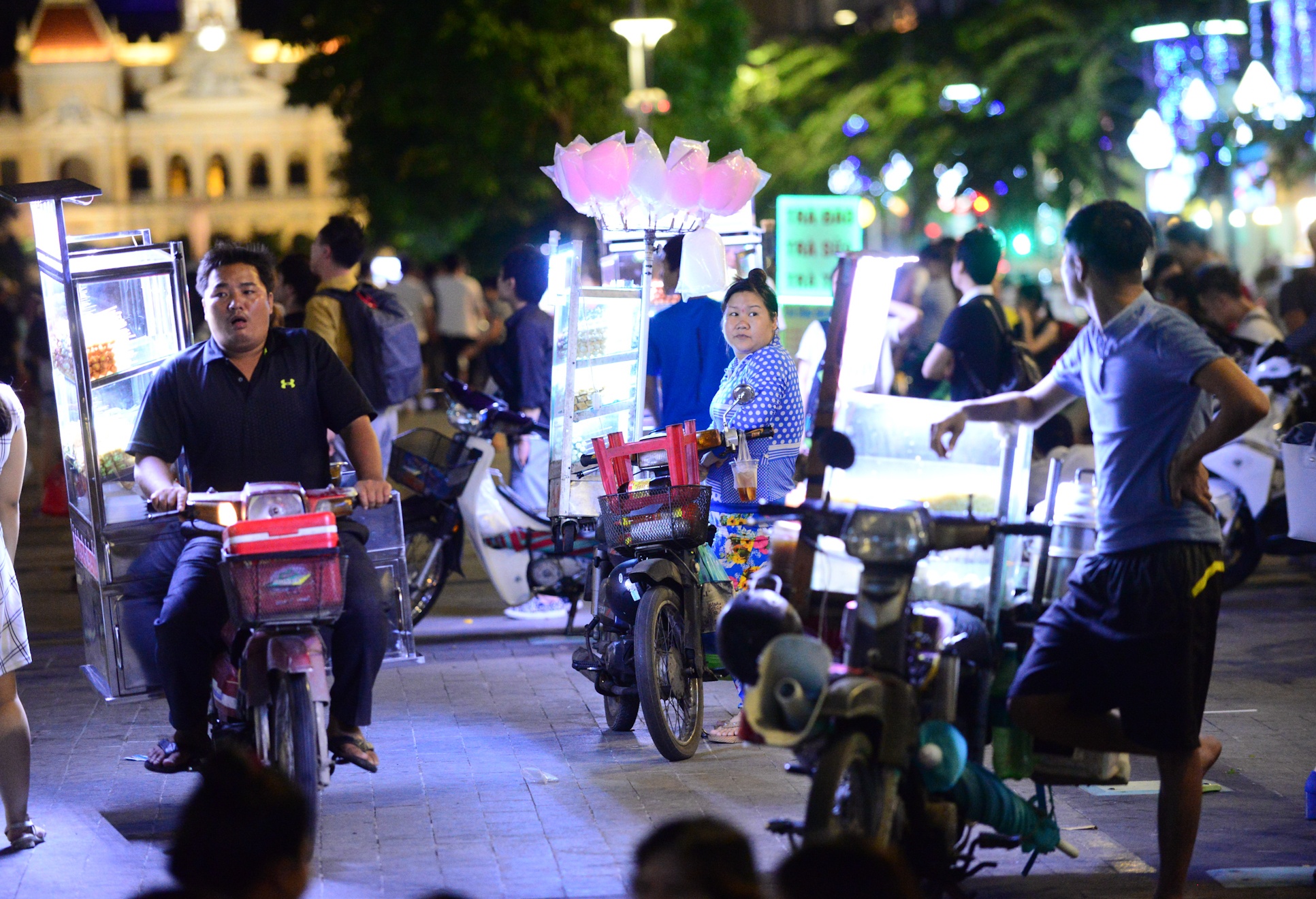 Hang rong pho di bo Nguyen Hue anh 8