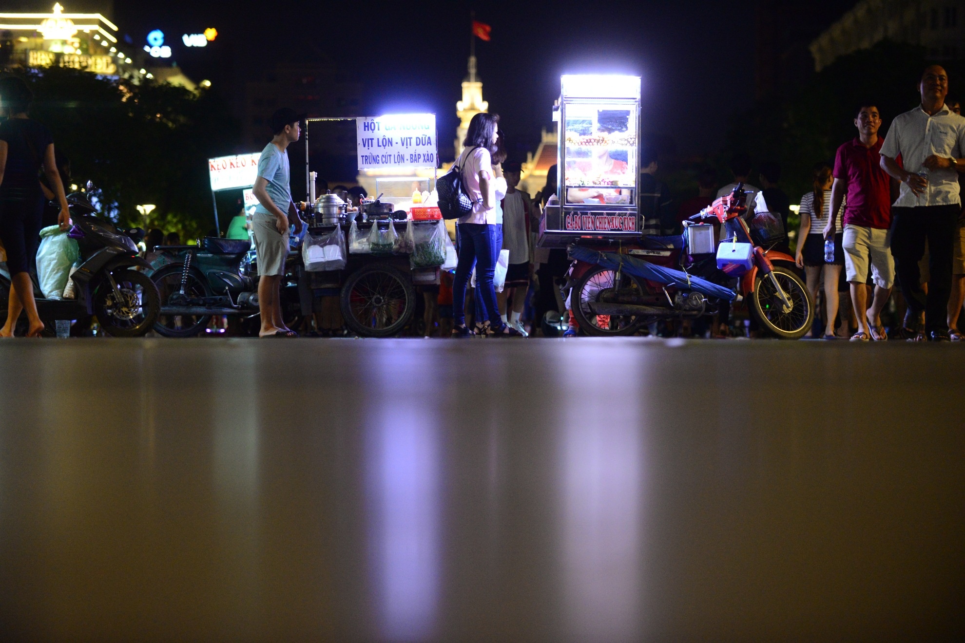 Hang rong pho di bo Nguyen Hue anh 9