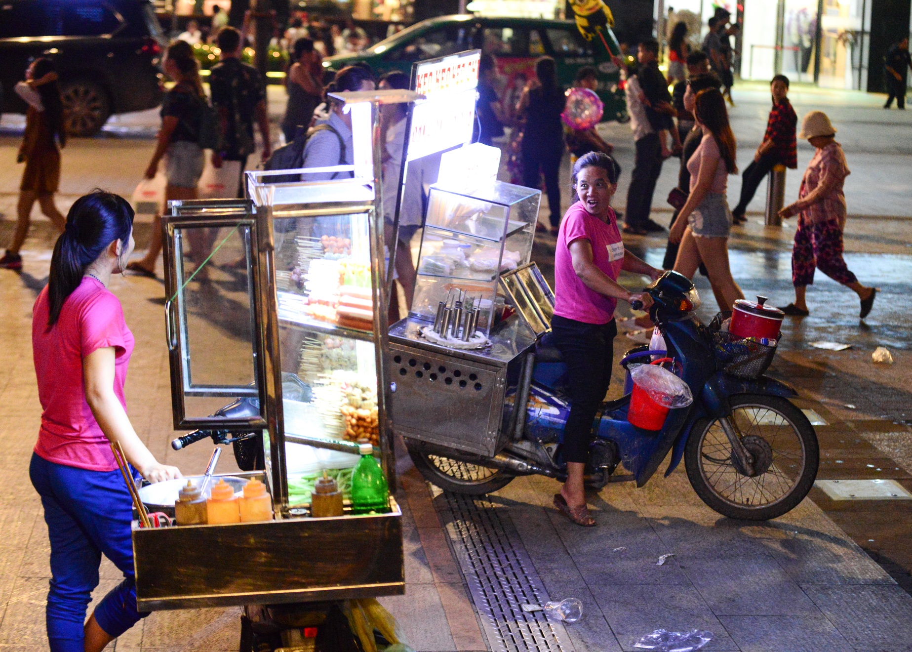 Hang rong bua vay pho di bo Nguyen Hue hinh anh