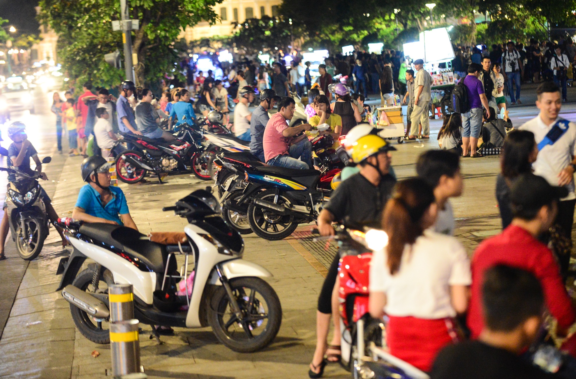 Hang rong pho di bo Nguyen Hue anh 11