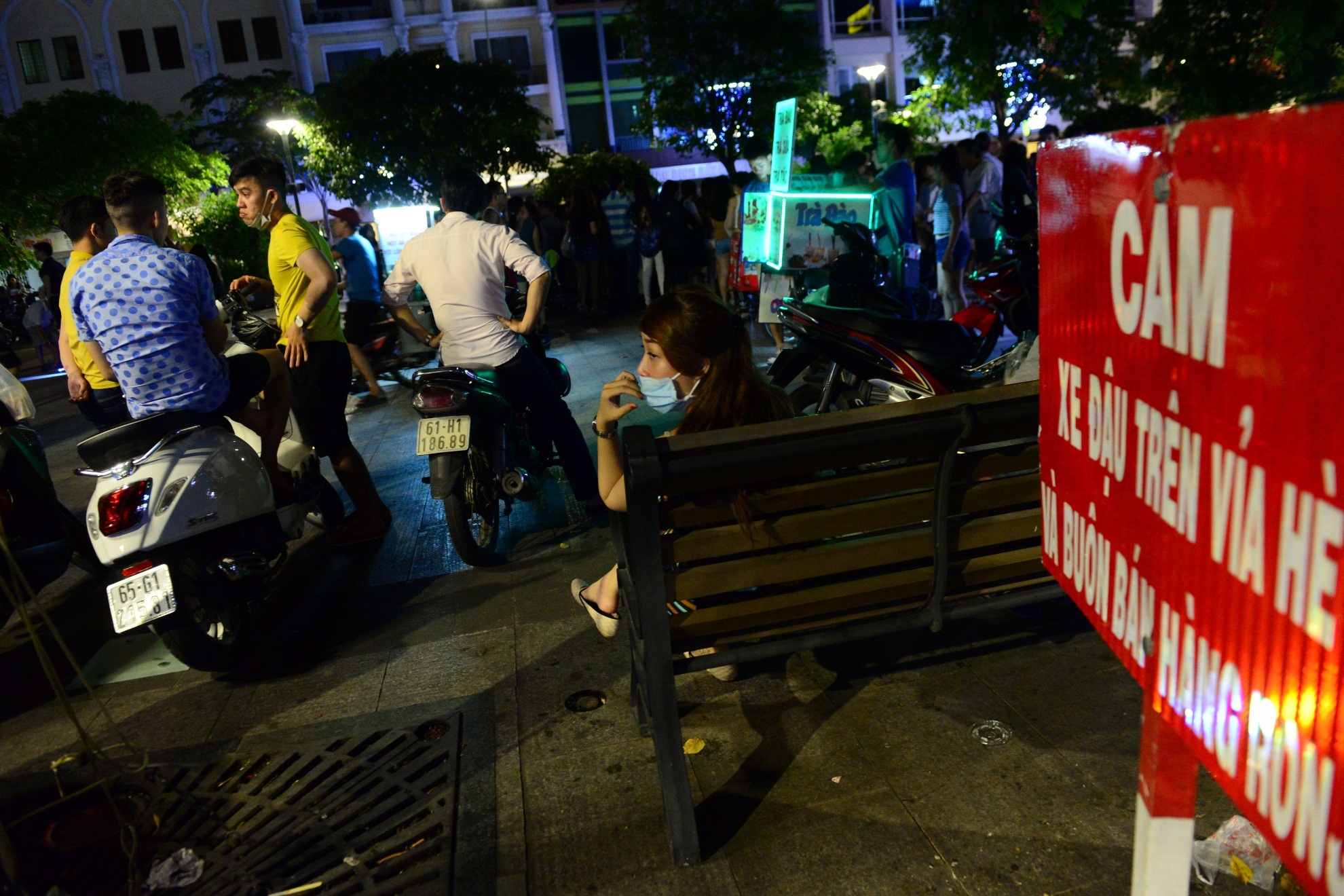 Hang rong pho di bo Nguyen Hue anh 12