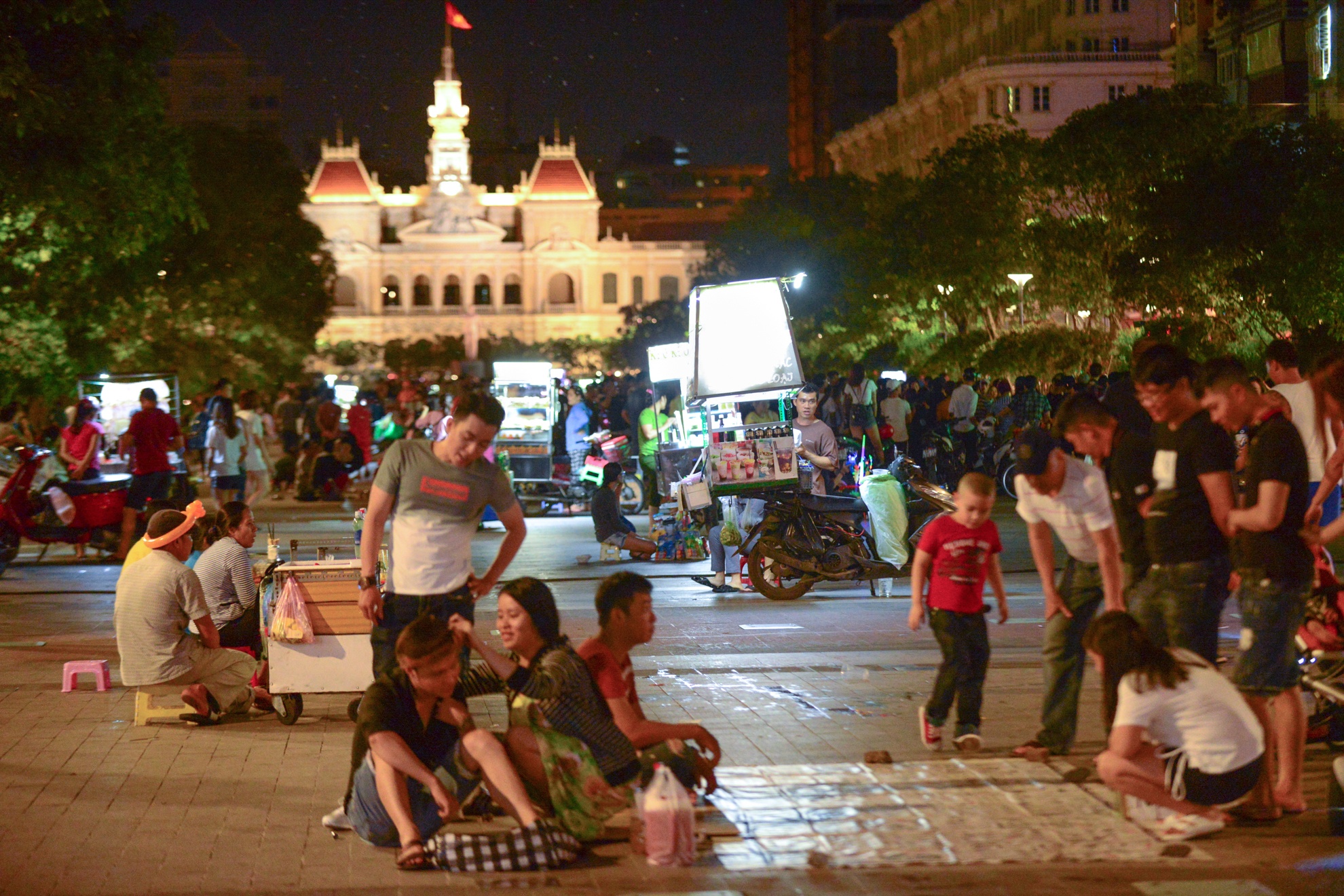 Hang rong pho di bo Nguyen Hue anh 1