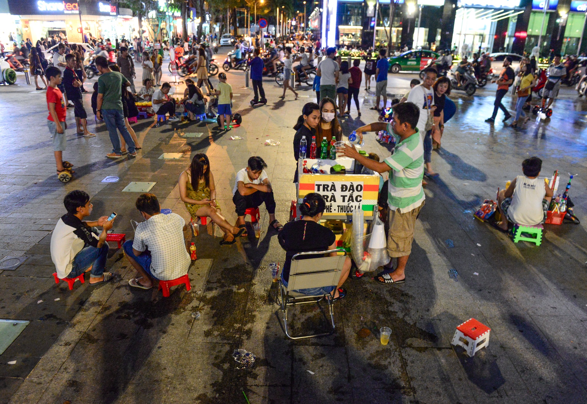 Hang rong pho di bo Nguyen Hue anh 2