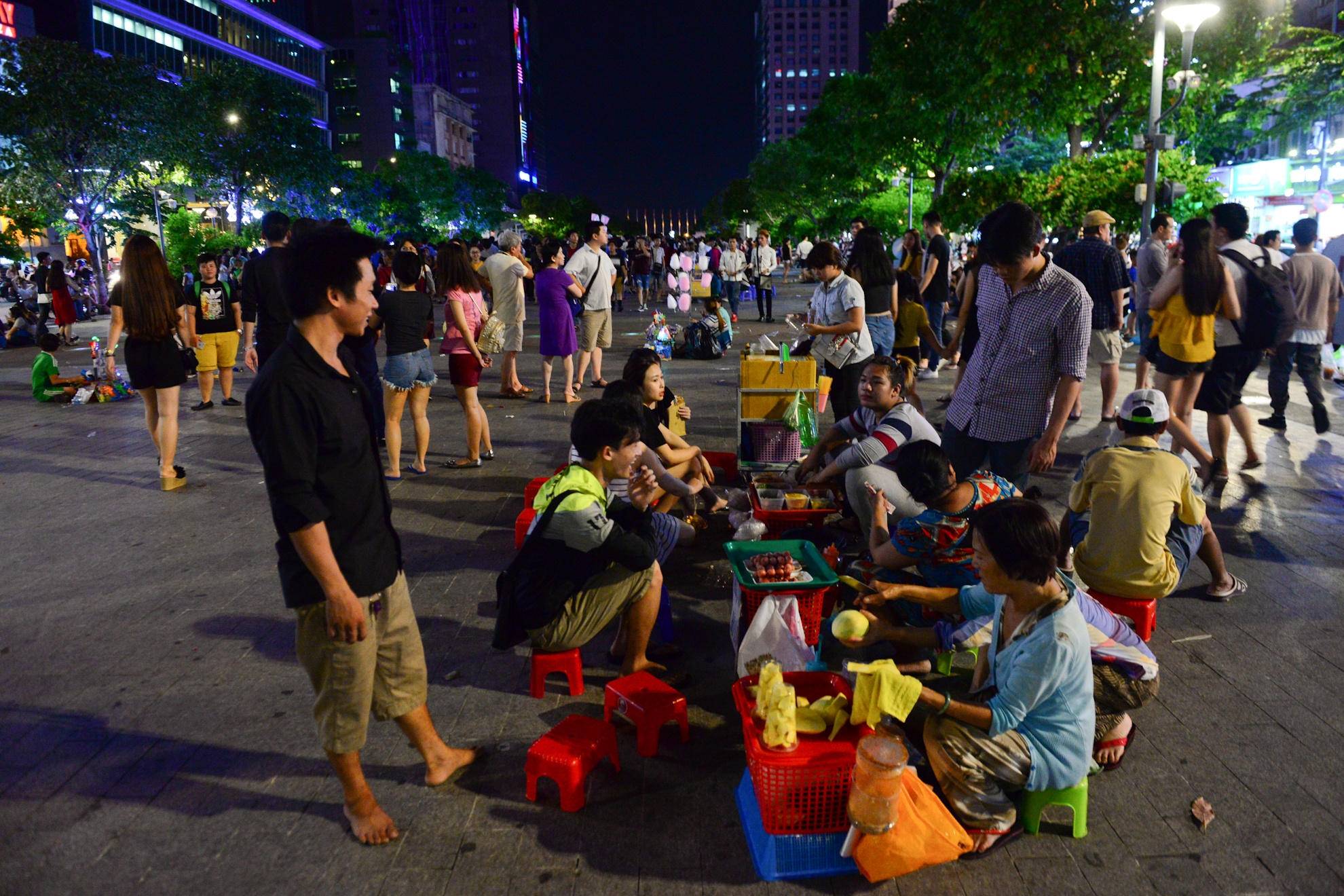 Hang rong pho di bo Nguyen Hue anh 3