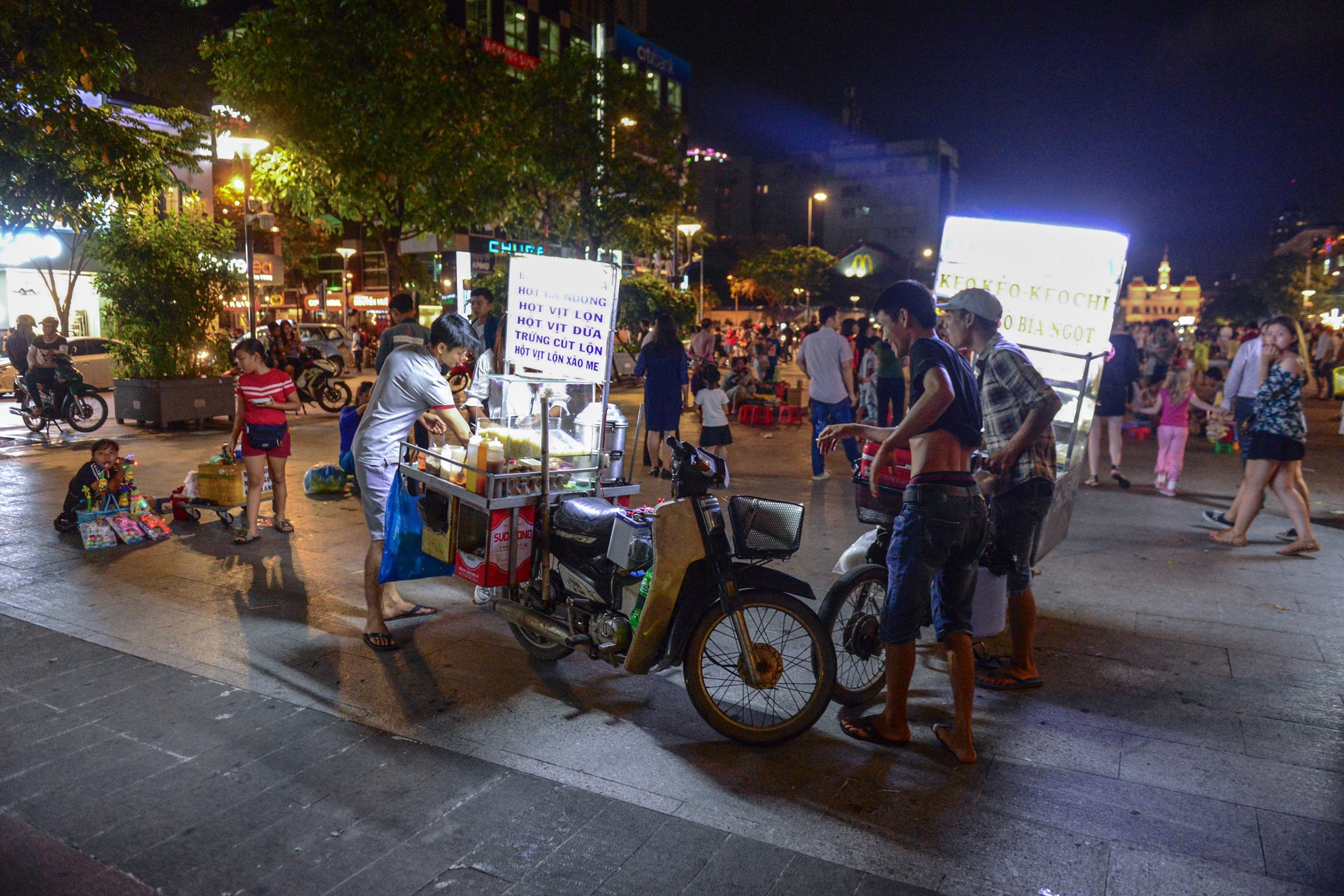 Hang rong pho di bo Nguyen Hue anh 4
