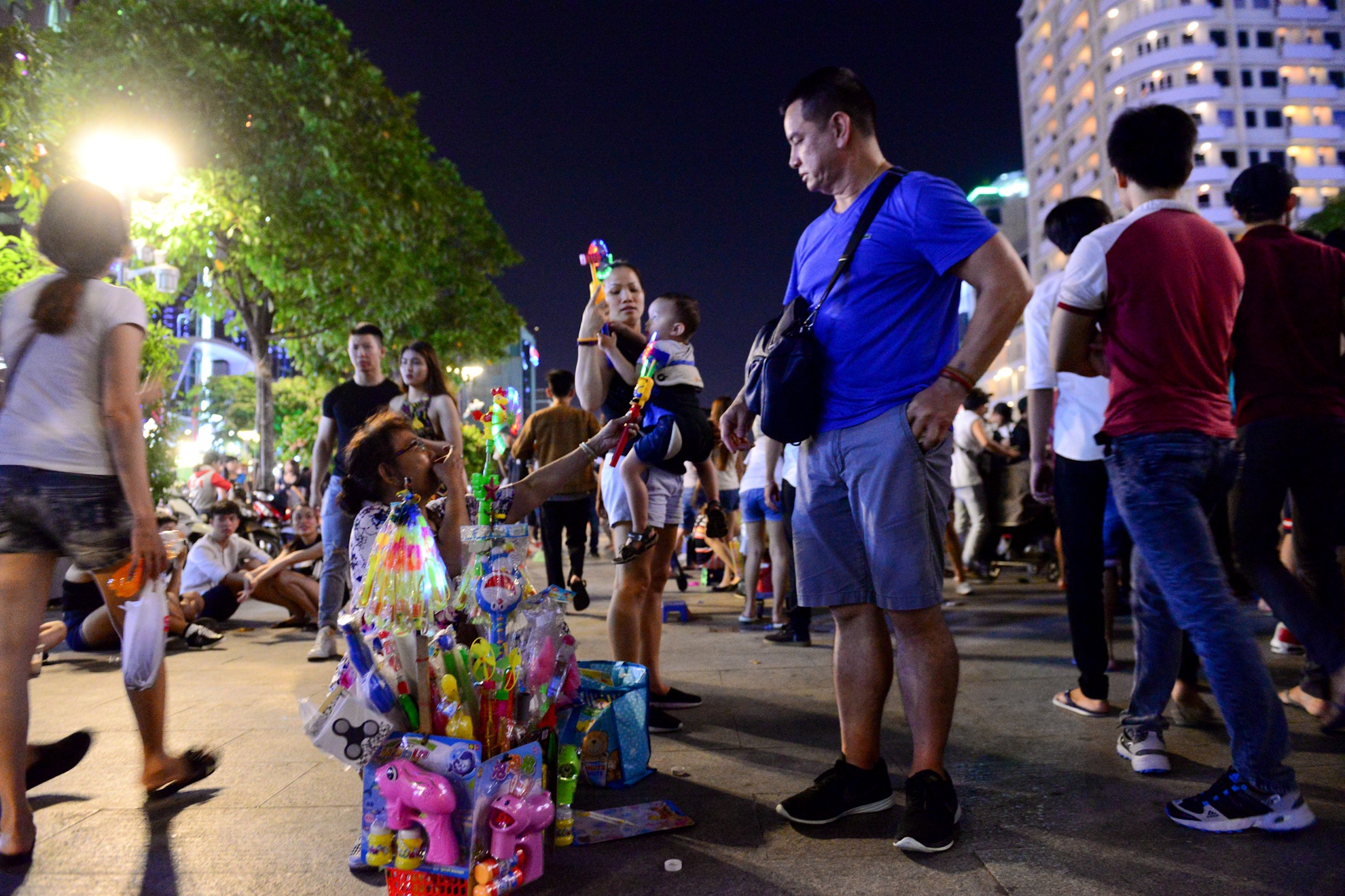 Hang rong pho di bo Nguyen Hue anh 5